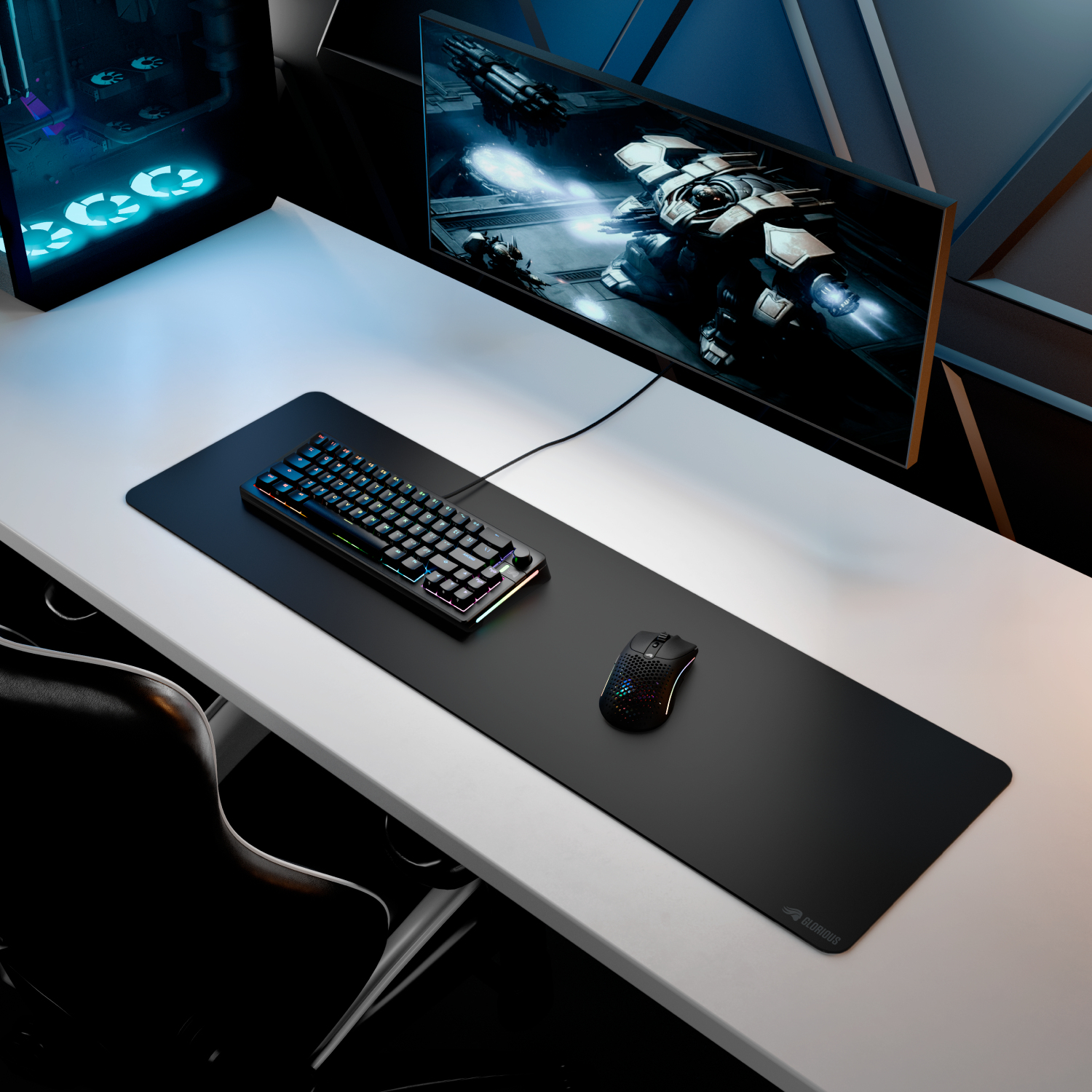 Konfiguracja do gier: klawiatura, mysz i podkładka na białym biurku.