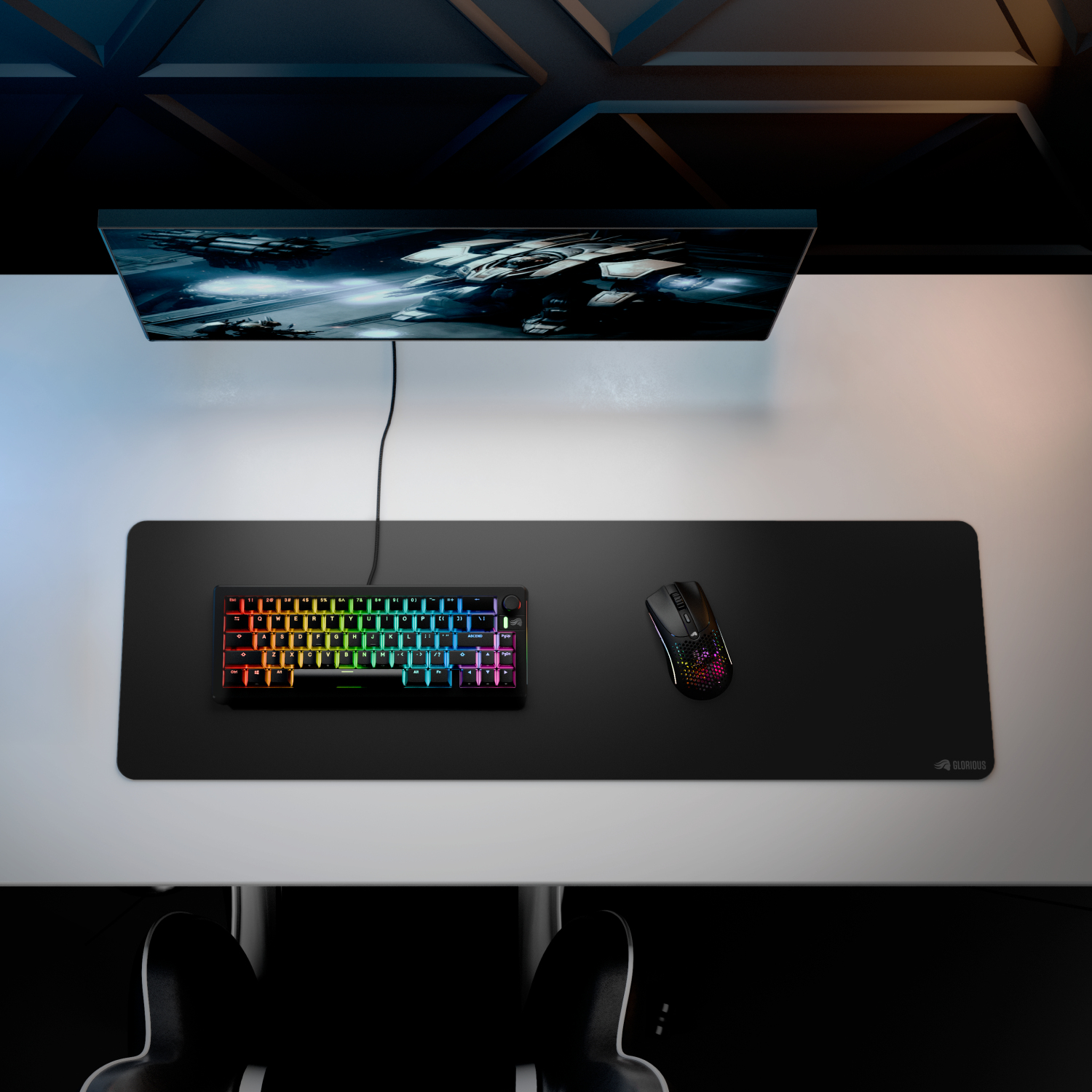 Konfiguracja biurka z klawiaturą, myszą i monitorem. Biurko jest czarno-białe.