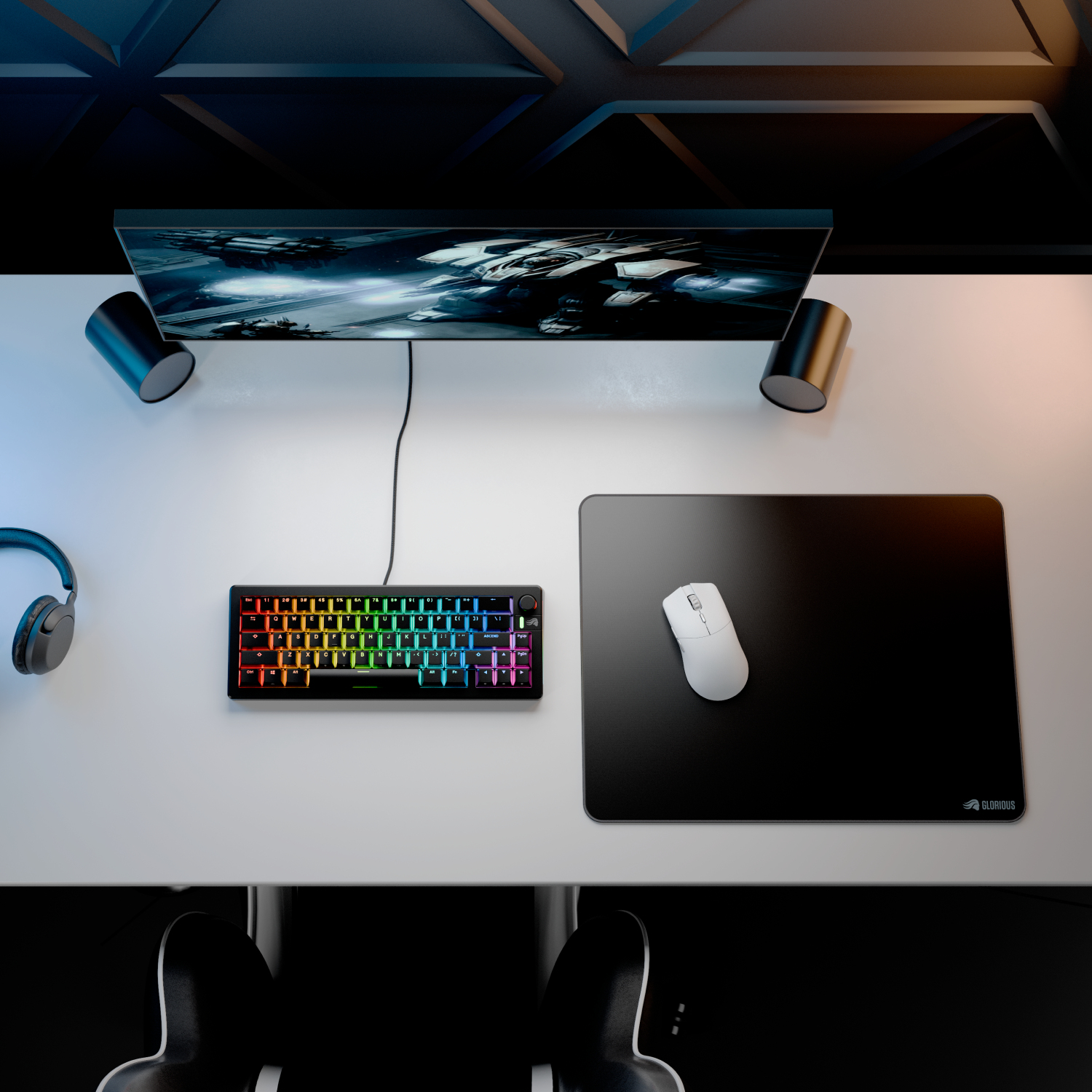 Konfiguracja biurka z monitorem, słuchawkami, klawiaturą, myszą i podkładką. Motyw czarno-biały.