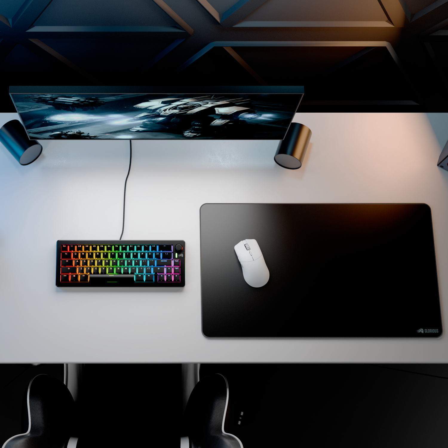 Białe biurko z monitorem, klawiaturą, myszą i głośnikami; scena z gry.