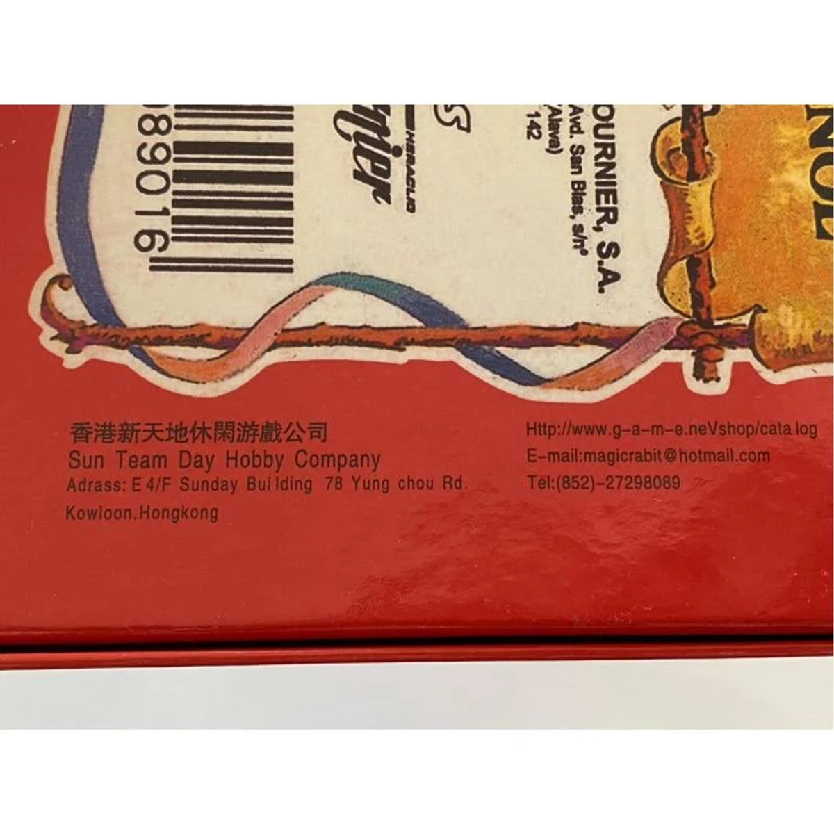 Primer plano de una caja de producto. La etiqueta tiene texto en chino e inglés. Se ven el código de barras y el logotipo.