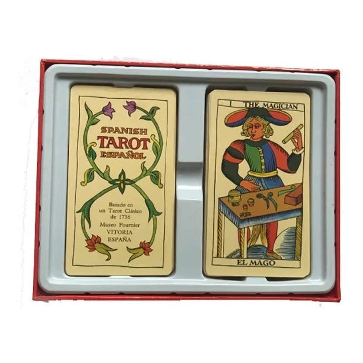 Dos cartas del tarot en una caja roja. Una carta dice 'Spanish Tarot'.