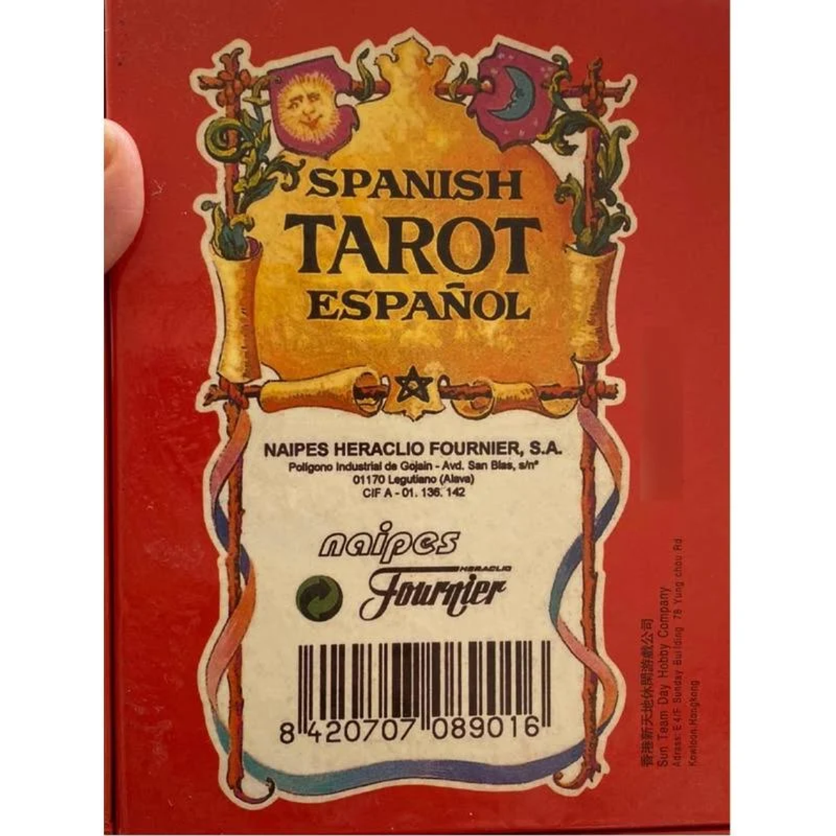Una caja roja de cartas del tarot español. La parte trasera es visible.