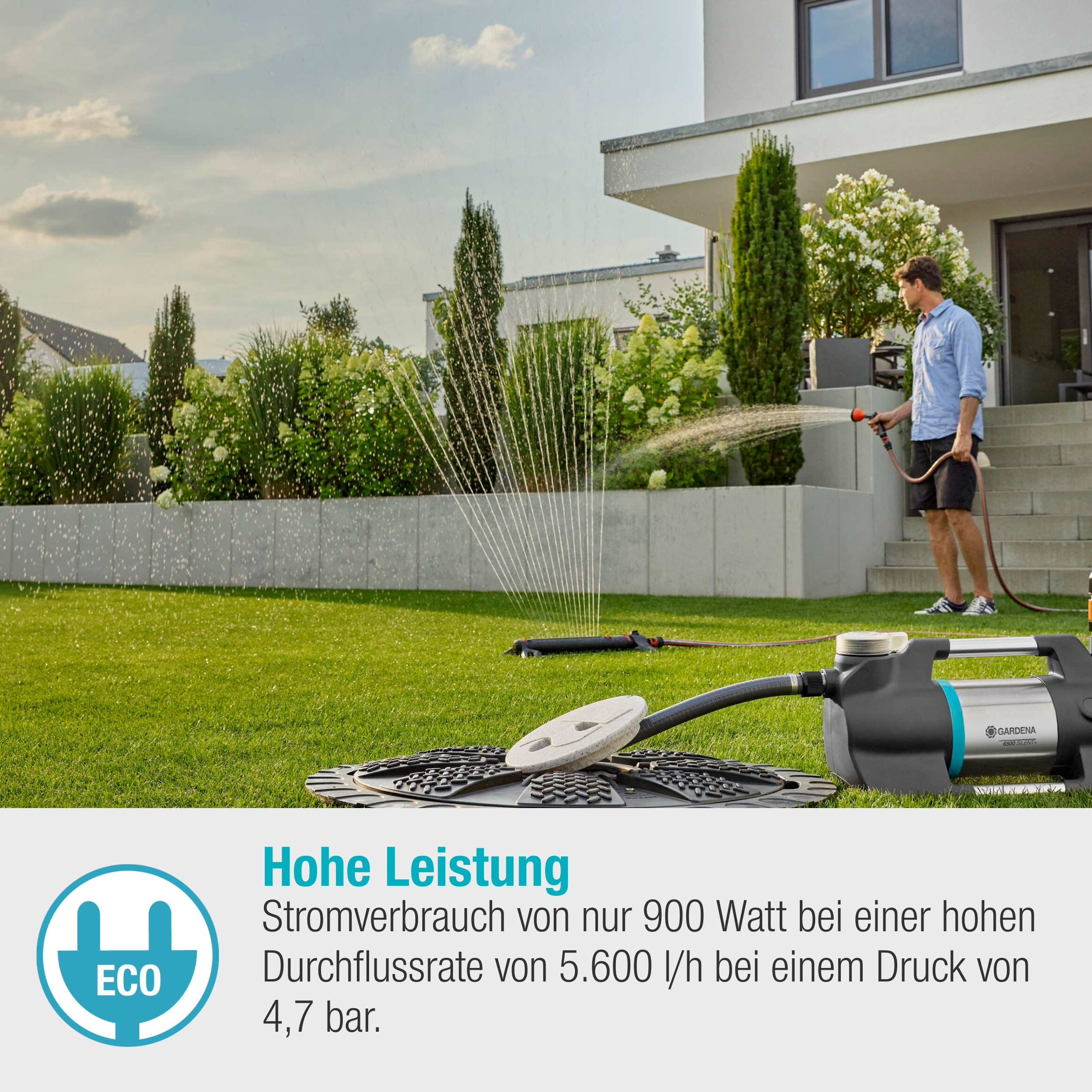 Mężczyzna podlewa trawnik wężem, z pompą wodną na pierwszym planie. Tekst w zestawie.