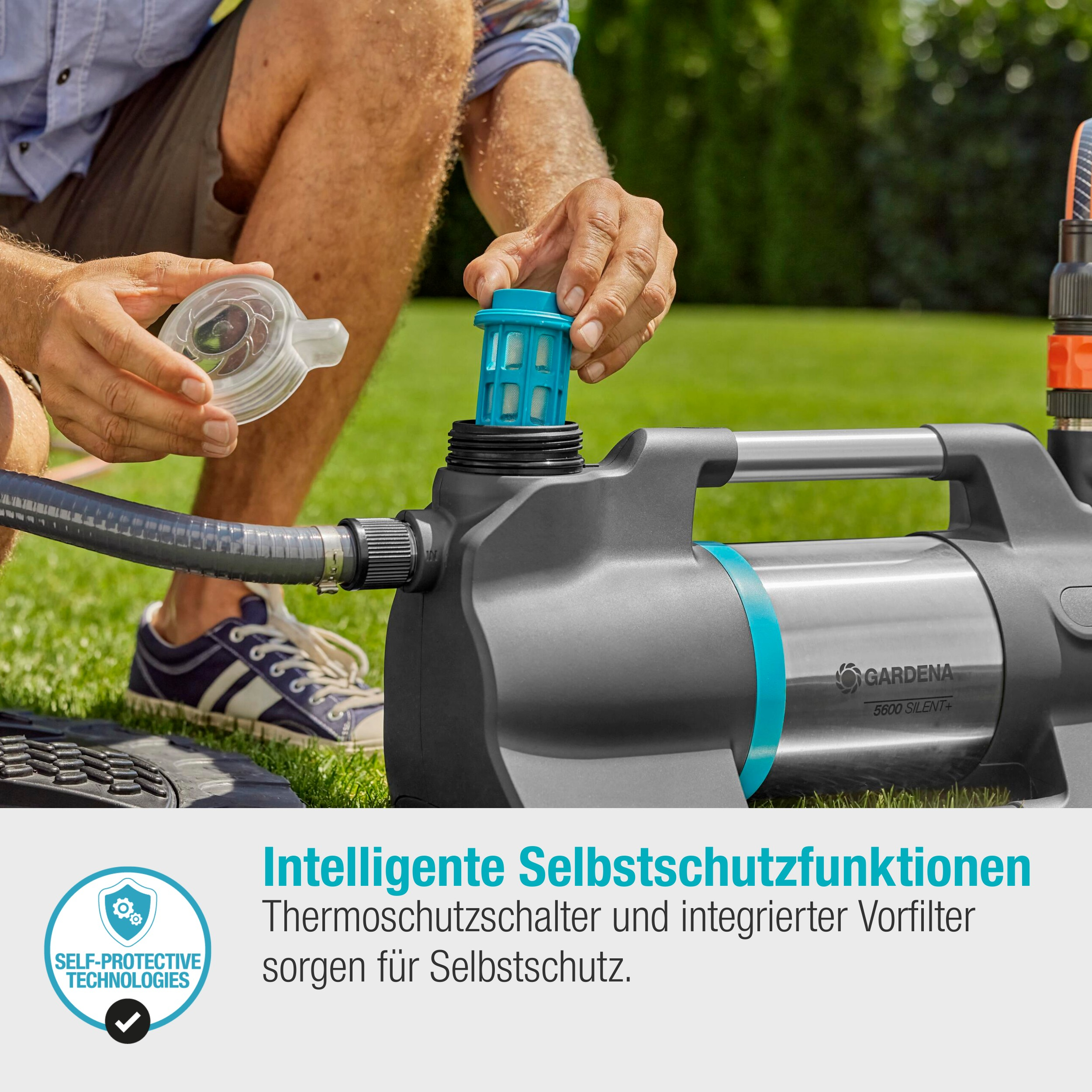 Zbliżenie na pompę wodną GARDENA w trakcie serwisowania. Osoba trzyma filtr.