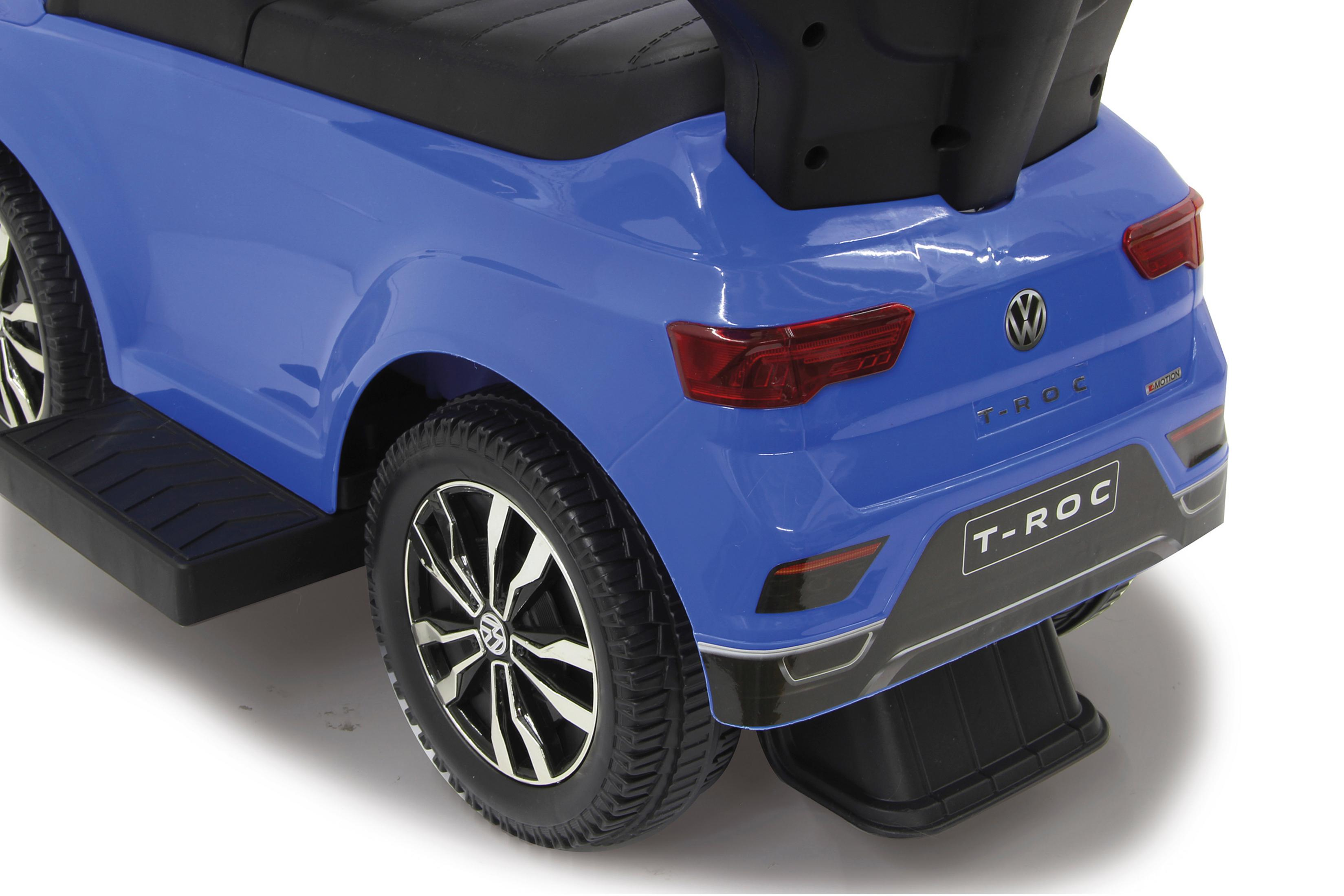 Ein blaues Spielzeugauto, ein Volkswagen T-Roc, mit schwarzem Tritt und weißem Hintergrund.