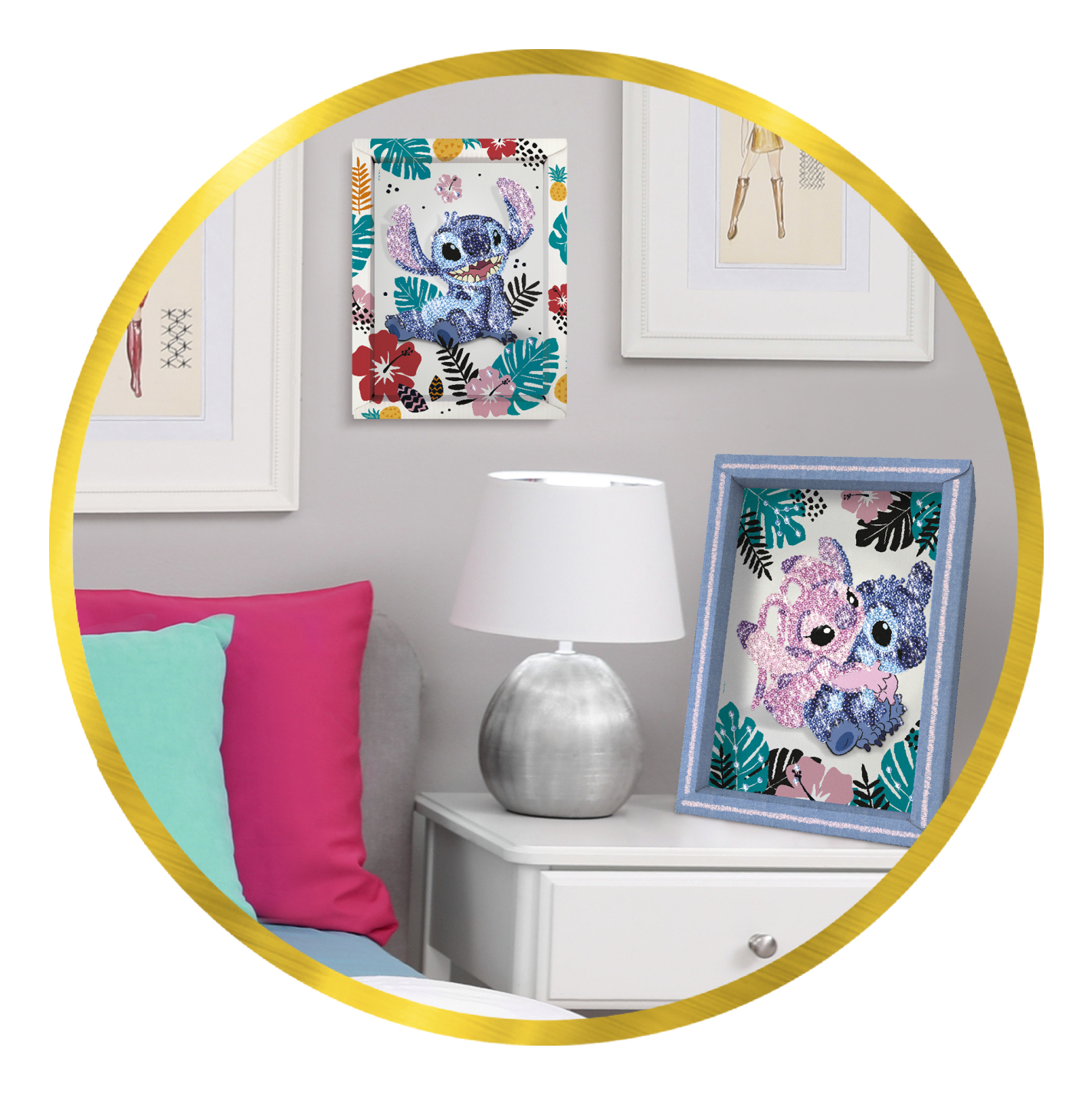 Grafika Stitch w pokoju. Grafika jest oprawiona, w pobliżu lampa i poduszki.