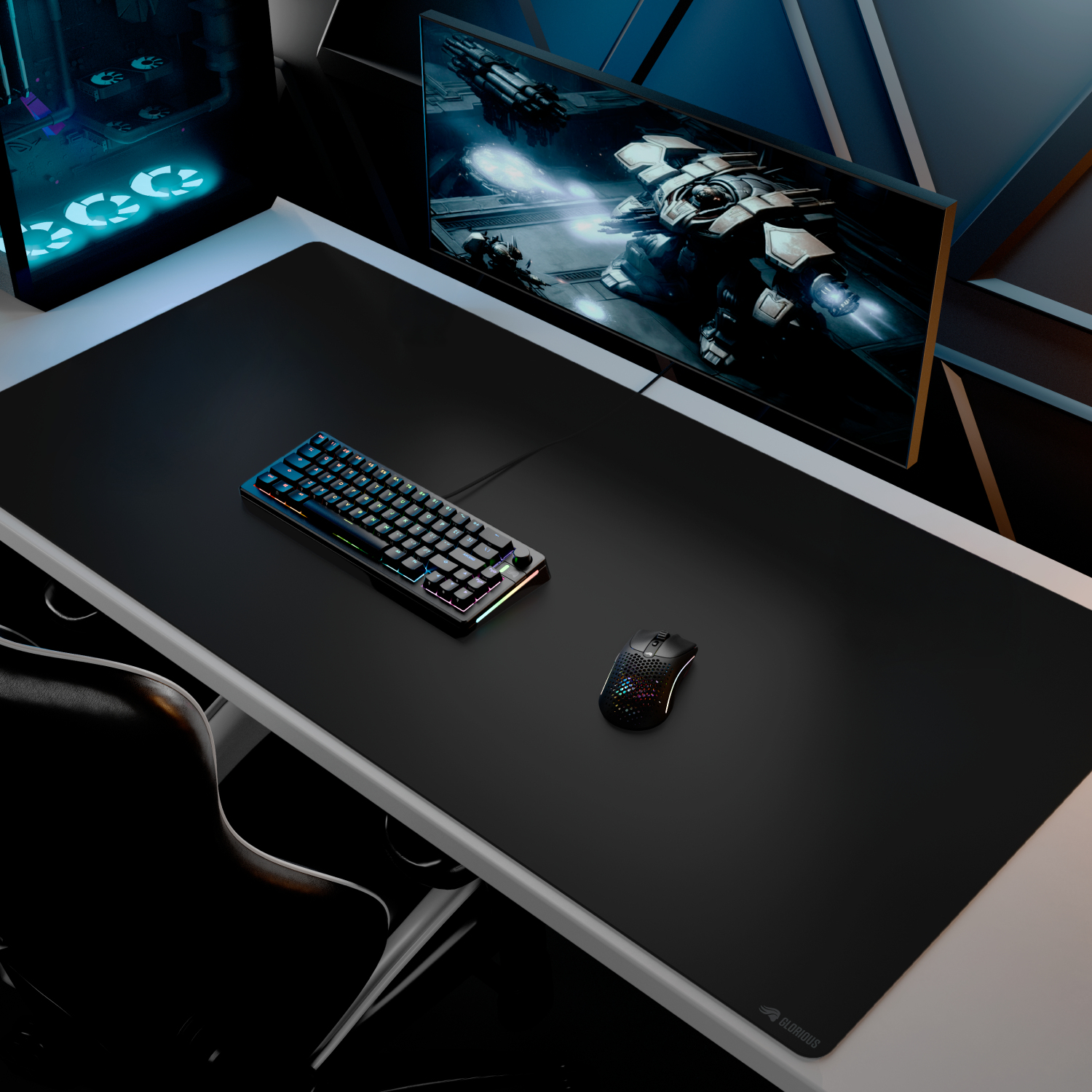 Ustawienia do gier: klawiatura, mysz na czarnej podkładce. Monitor pokazuje scenę kosmiczną. Białe biurko, ciemne tło.