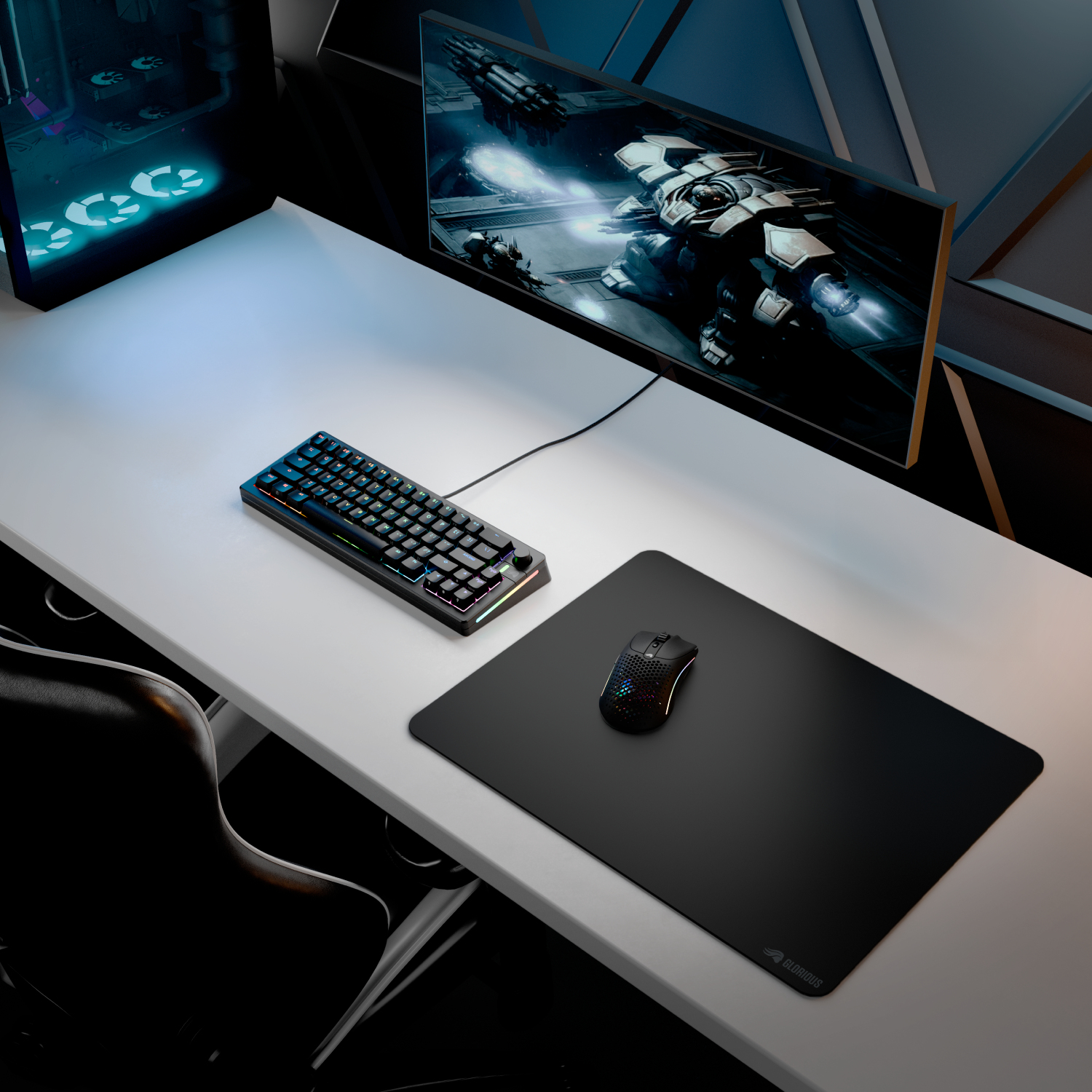 Schreibtisch-Setup mit Tastatur, Maus und Mauspad. Monitor zeigt Weltraumbild.