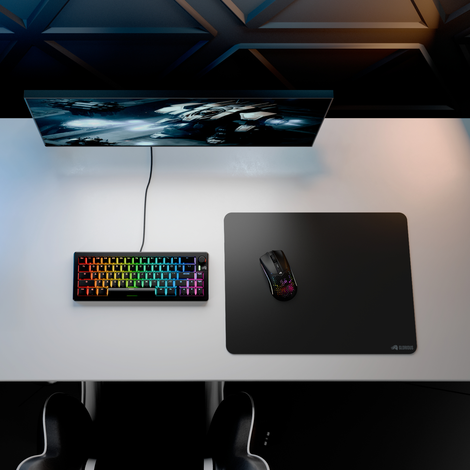 Ein Schreibtisch-Setup mit einer Tastatur, einer Maus und einem Monitor, der eine Weltraumszene anzeigt.
