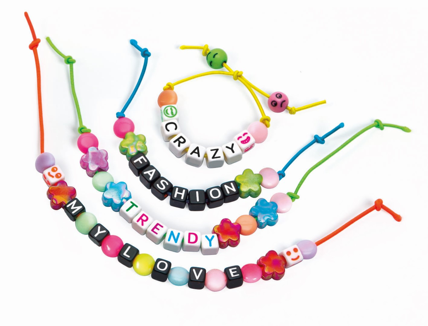 Różne bransoletki z kolorowymi koralikami, które układają słowa takie jak 'CRAZY', 'FASHION' i 'TRENDY'.