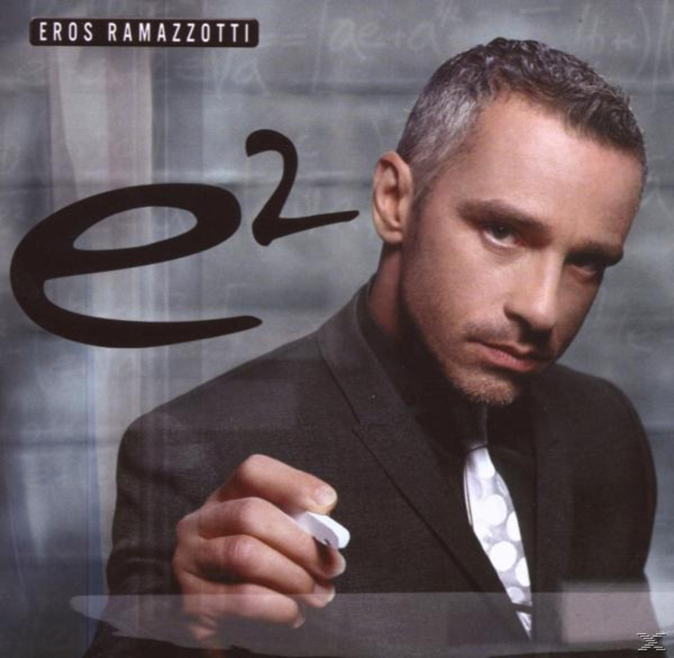 Copertina dell'album di Eros Ramazzotti, un uomo in giacca e cravatta, che tiene un gessetto bianco, con uno sfondo matematico.