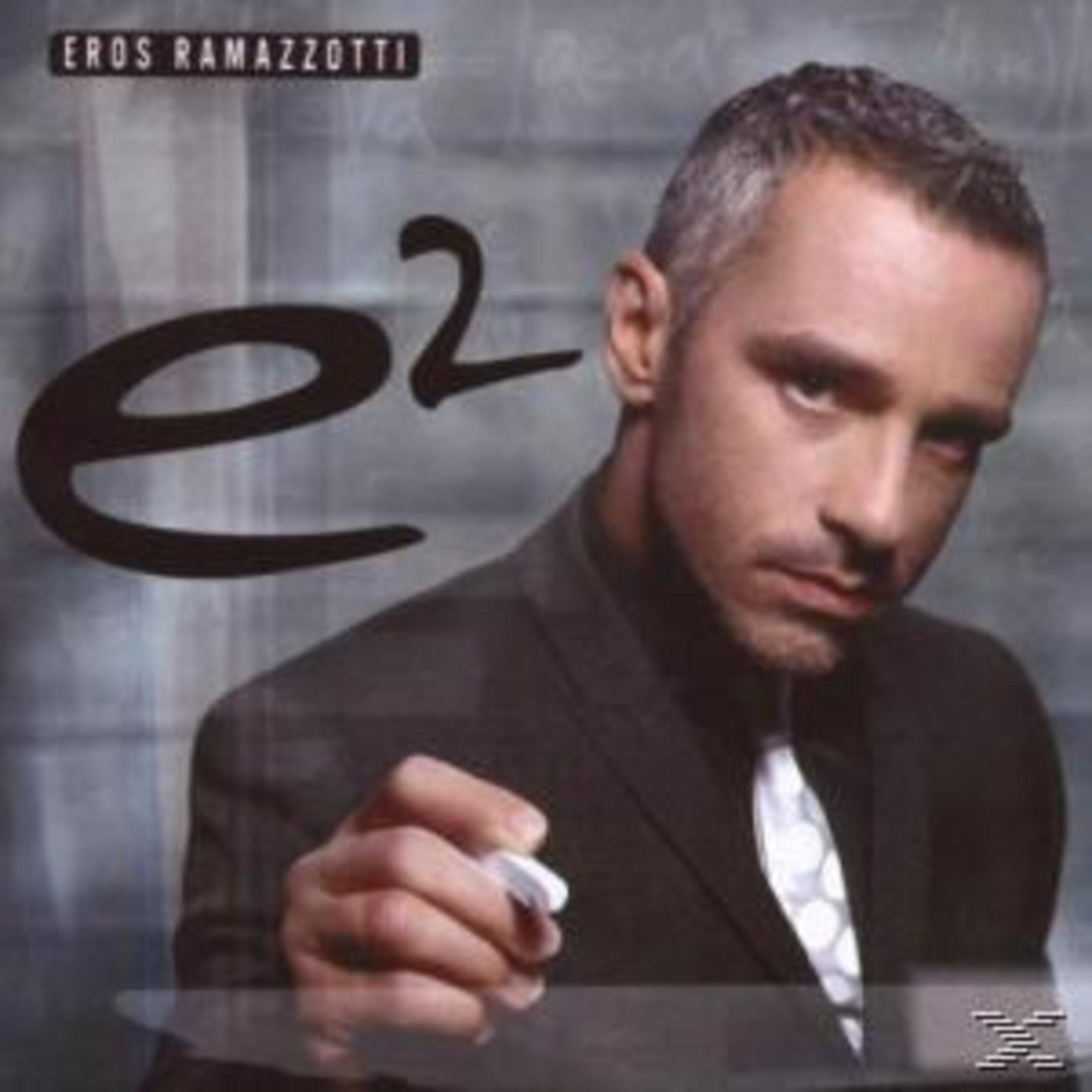 Uomo in giacca e cravatta, tiene un gesso, il nome dell'album "e2" a sinistra, il nome dell'artista in alto.