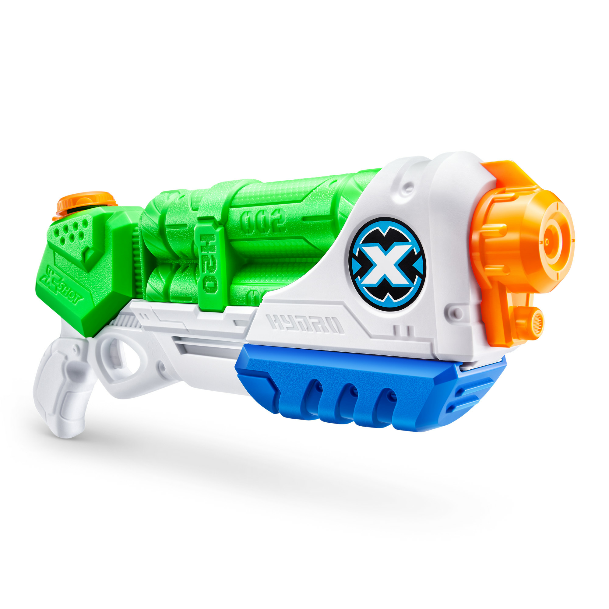 Pistola de agua X-Shot, verde y blanca con boquilla naranja y detalles azules. Aislada sobre fondo blanco.
