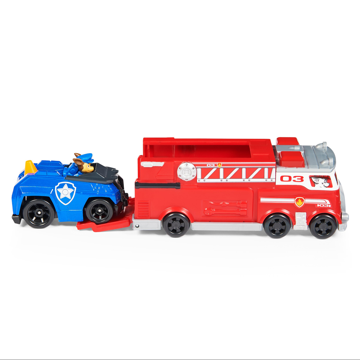 Dos coches de juguete: un coche de policía azul con un perro y un camión de bomberos rojo, conectados. Fondo blanco.