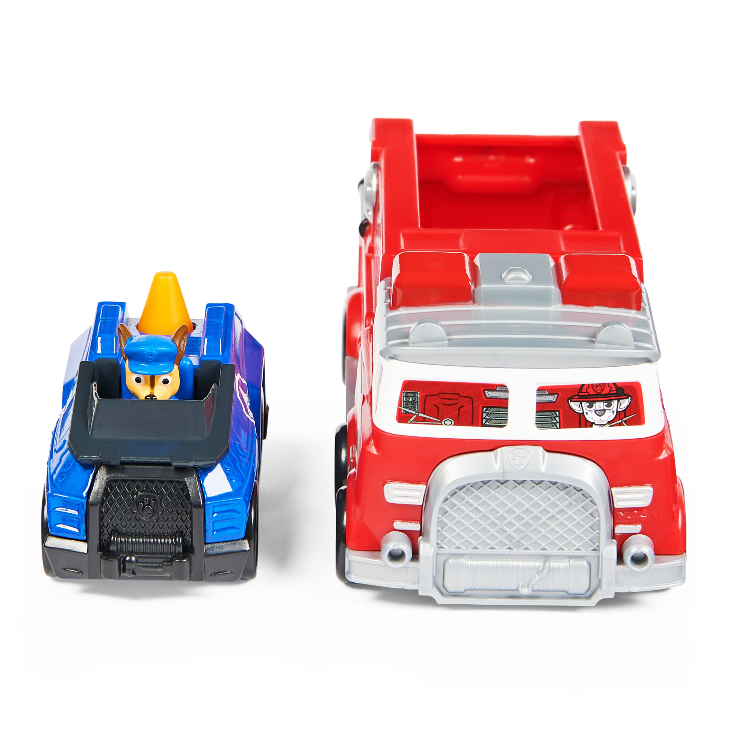Dos coches de juguete Paw Patrol. Un coche de policía azul y un camión de bomberos rojo. Aislados sobre blanco.