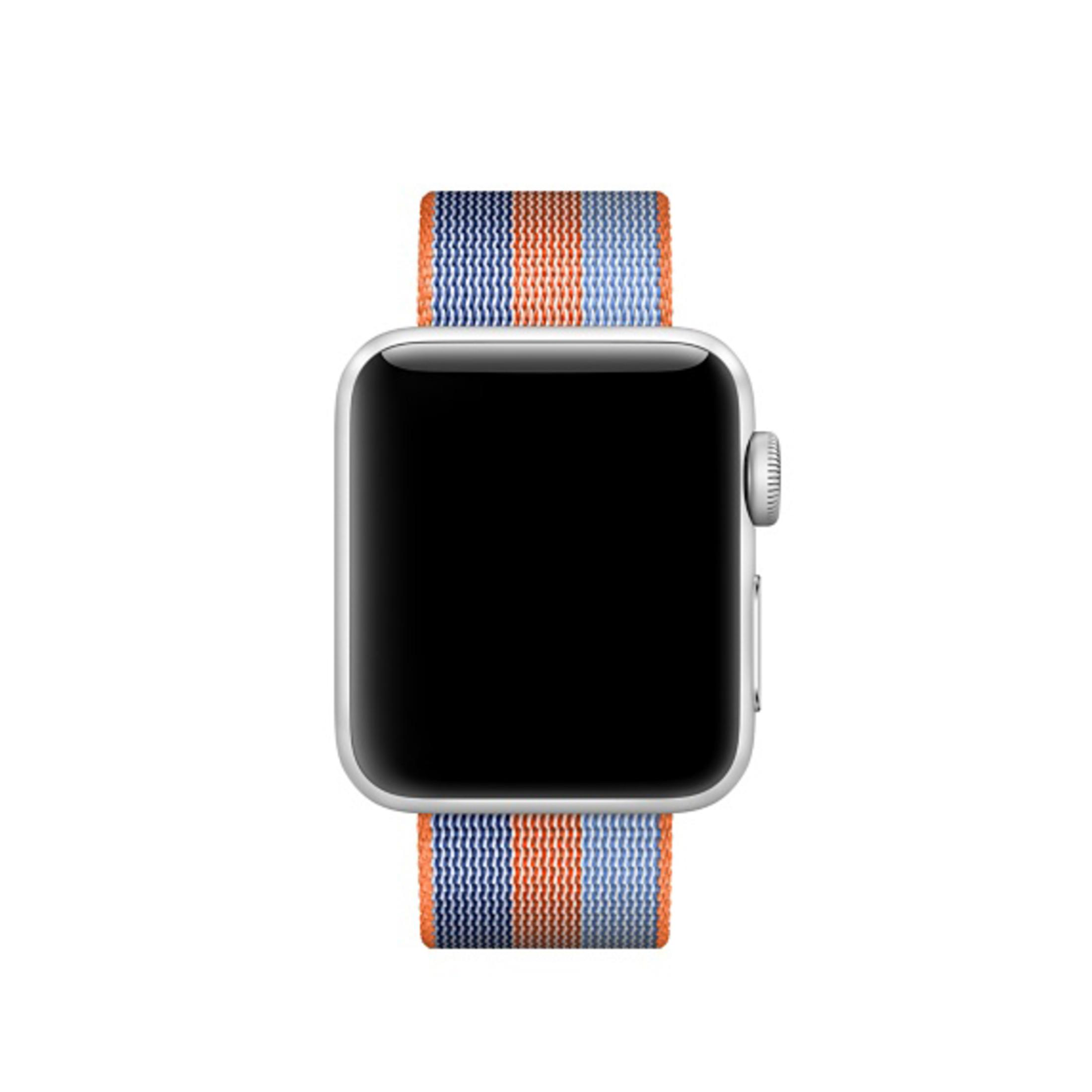 Srebrny Apple Watch z niebiesko-pomarańczowym paskiem w paski. Czarny ekran.