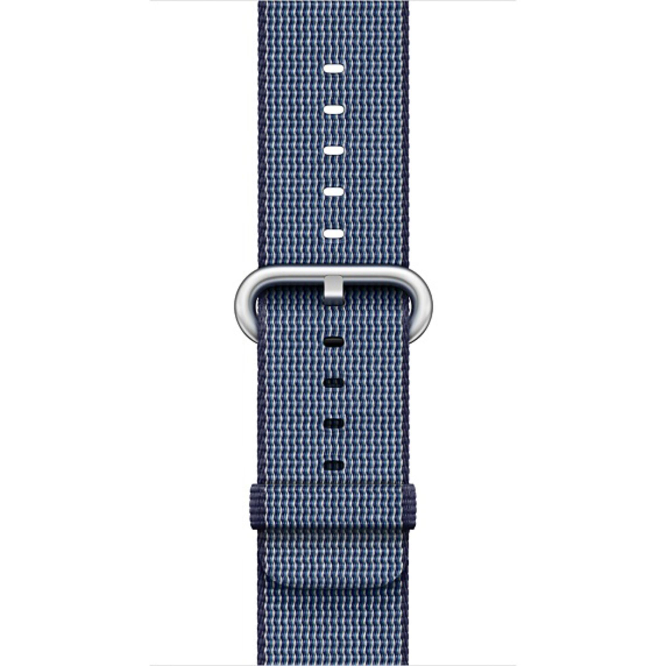 Niebiesko-zielony paskiem do Apple Watch w paski ze srebrną klamrą. Białe tło.