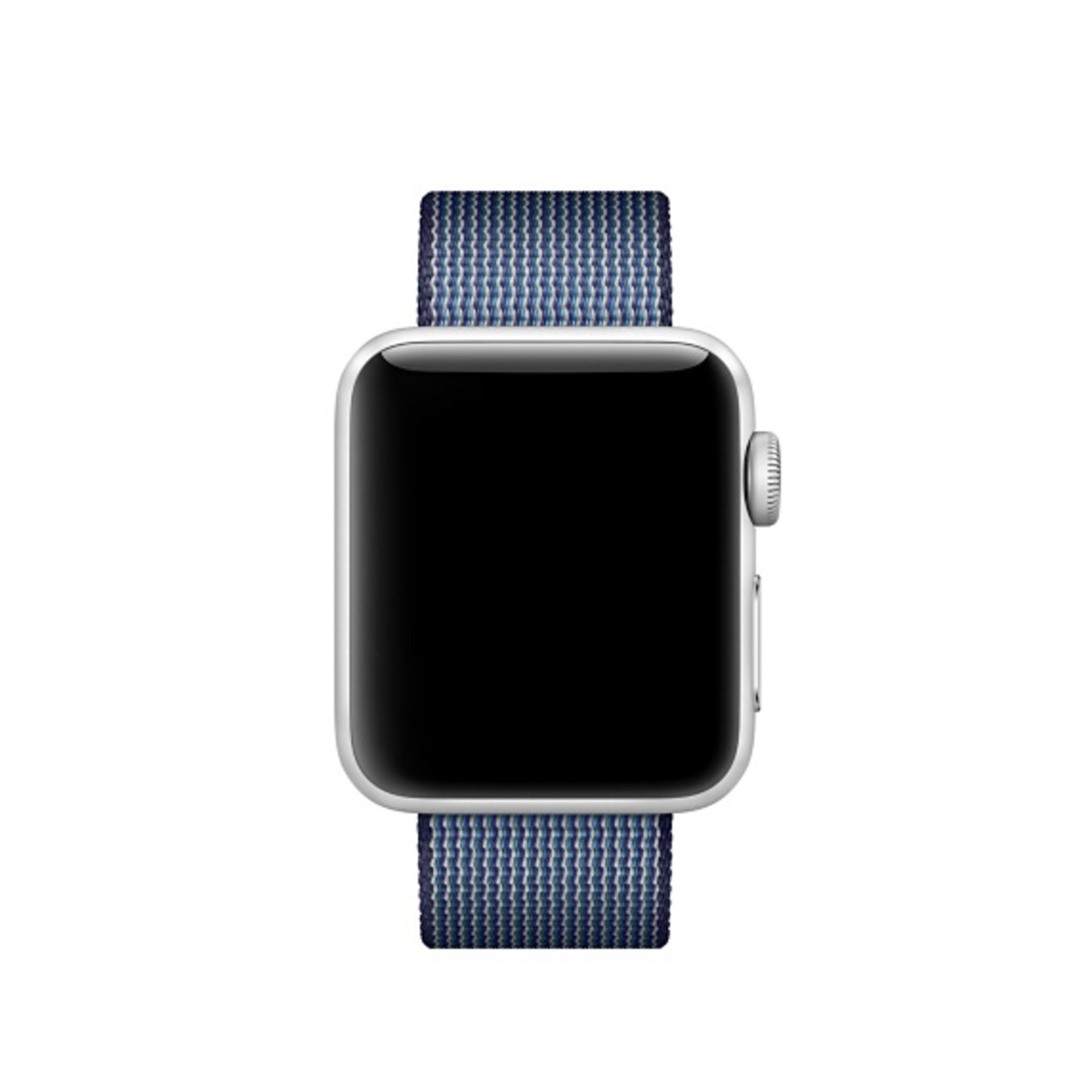 Srebrny Apple Watch z niebiesko-białym, tkanym paskiem.