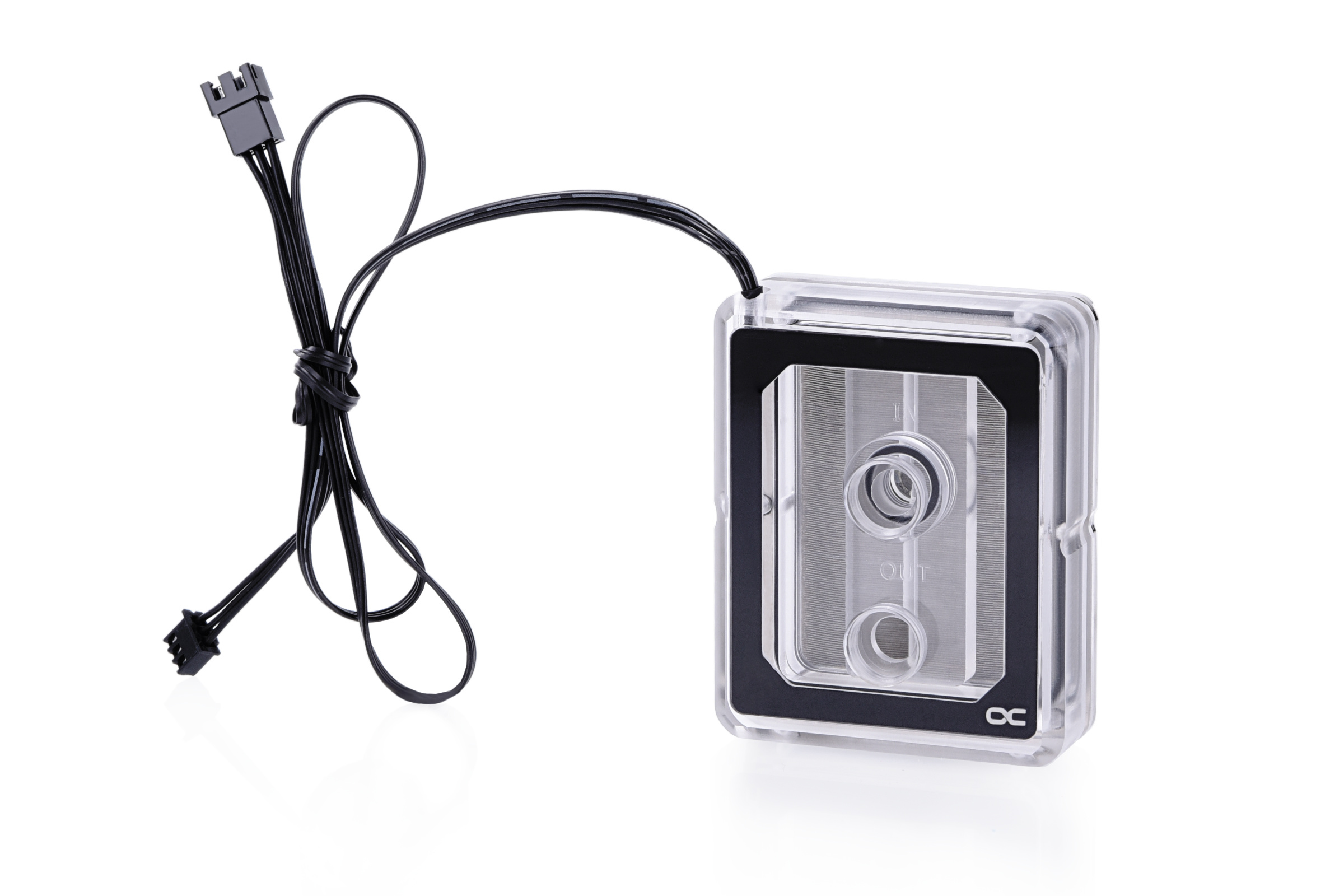 Un waterblock per PC trasparente e rettangolare con cornice nera e fili neri. Sfondo bianco.