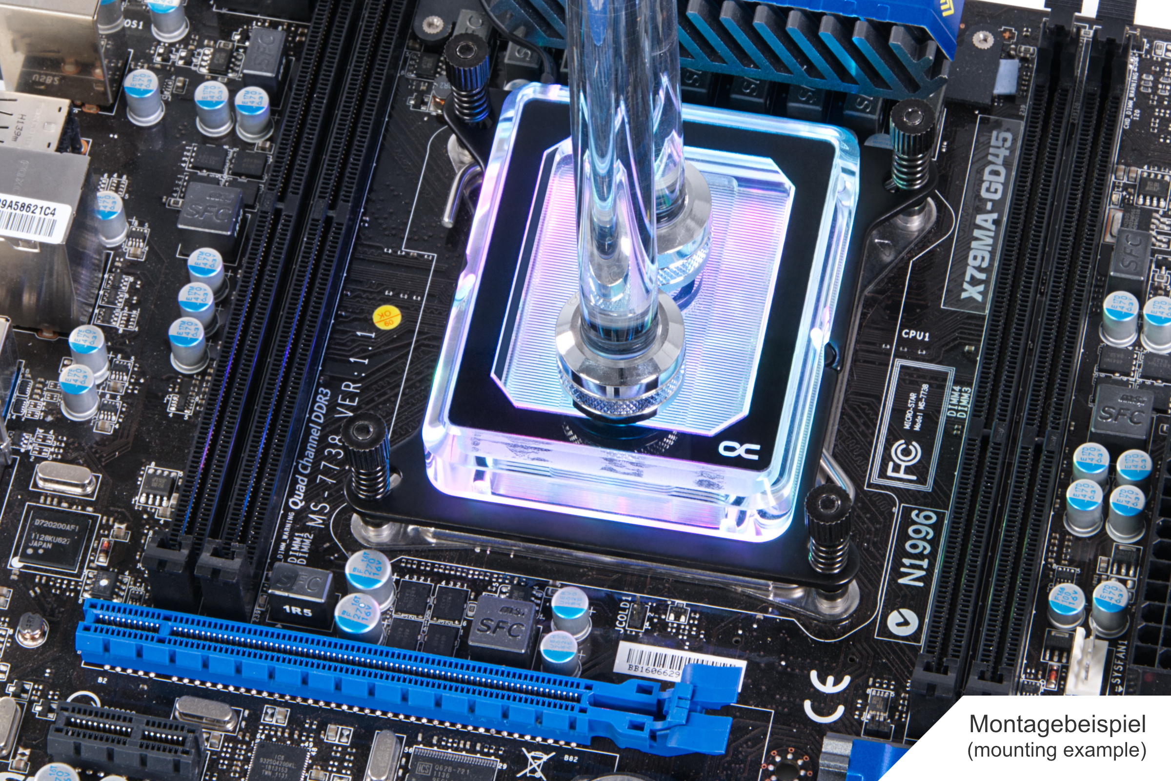 Waterblock per PC installato sulla scheda madre. Blocco trasparente, due tubi e dettagli della scheda madre.