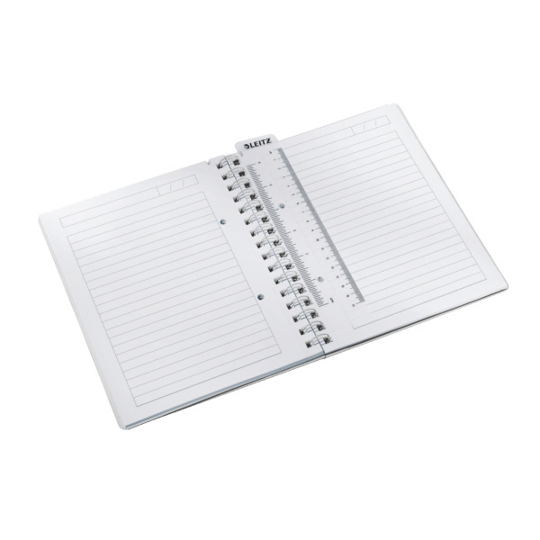 Otwarty notatnik z linijką Leitz. Kartki w linie z linijką. Na białym tle.