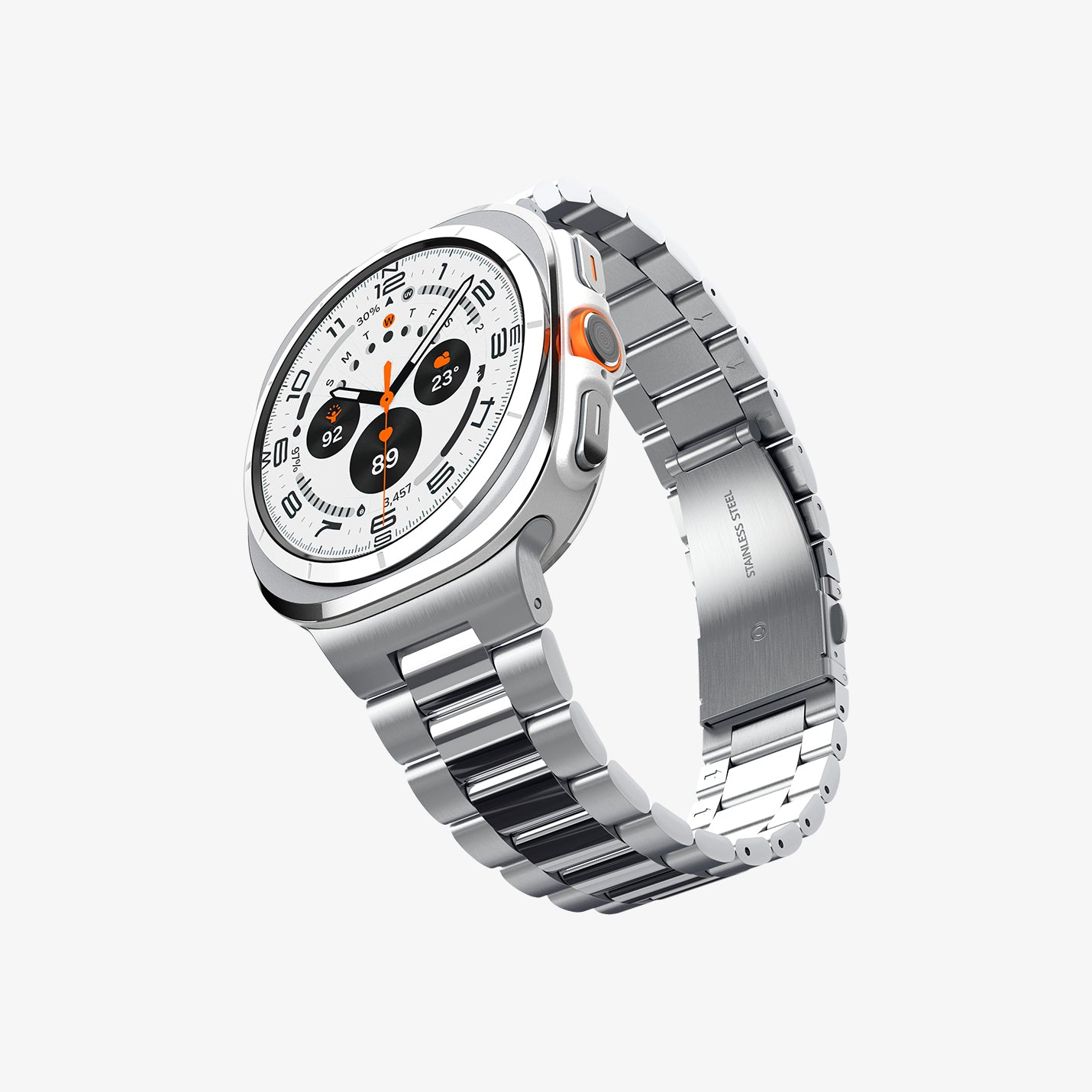 Vista angolata di uno smartwatch argentato con quadrante bianco, mostra ora, statistiche e dettagli arancioni, cinturino in metallo.