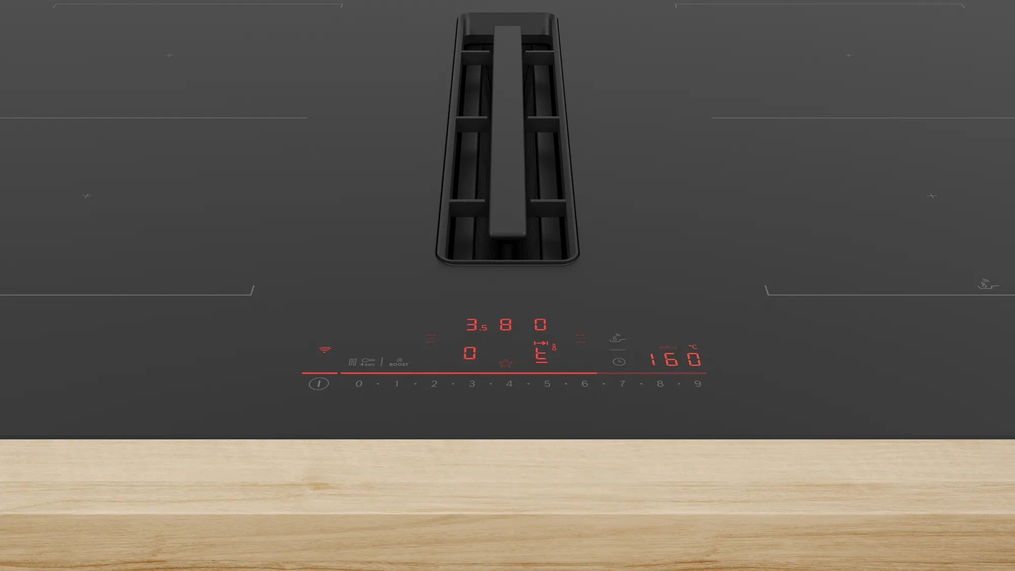 Piano cottura nero con display digitale rosso illuminato, su superficie in legno.