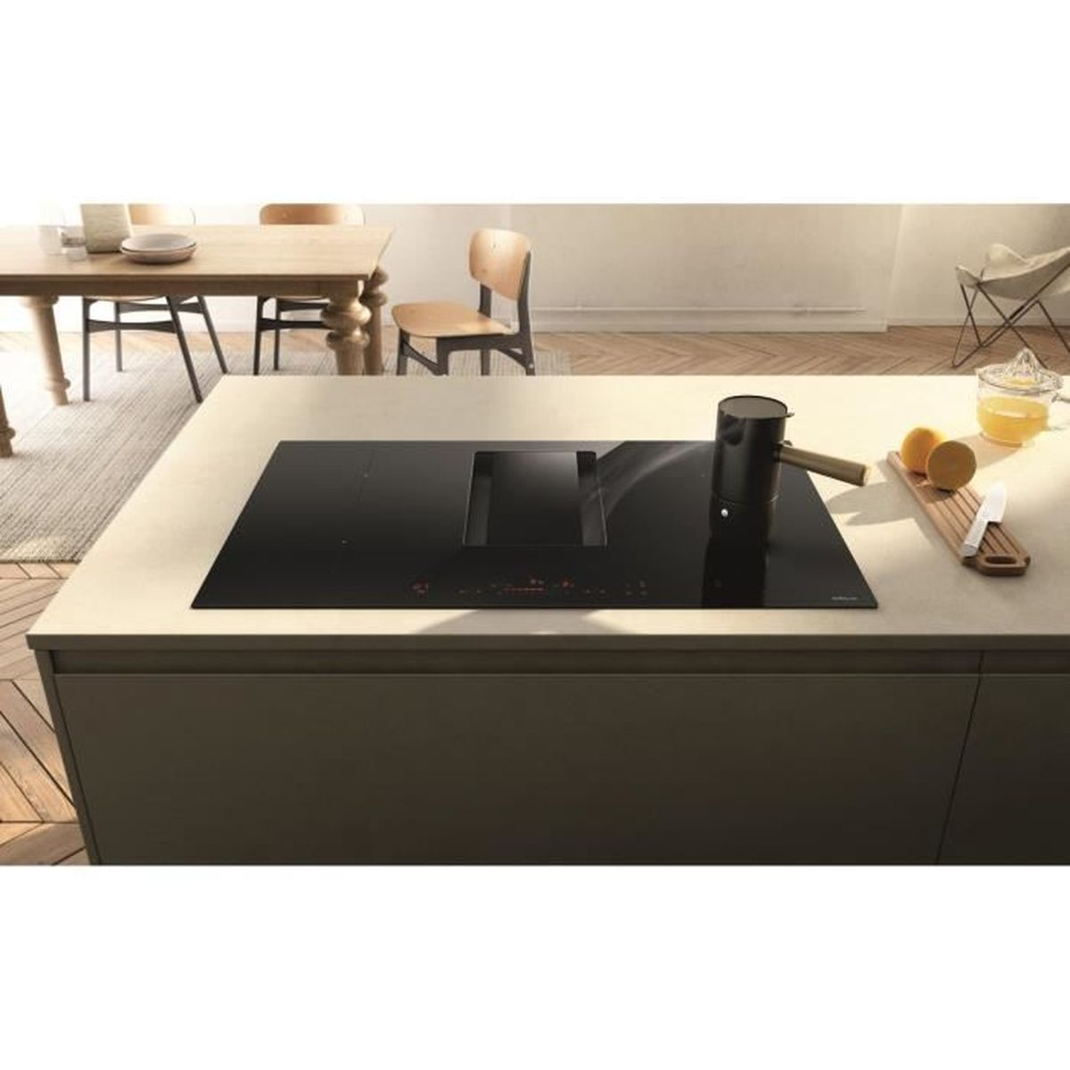Una scena di cucina con un piano cottura a induzione nero e una pentola sulla superficie.