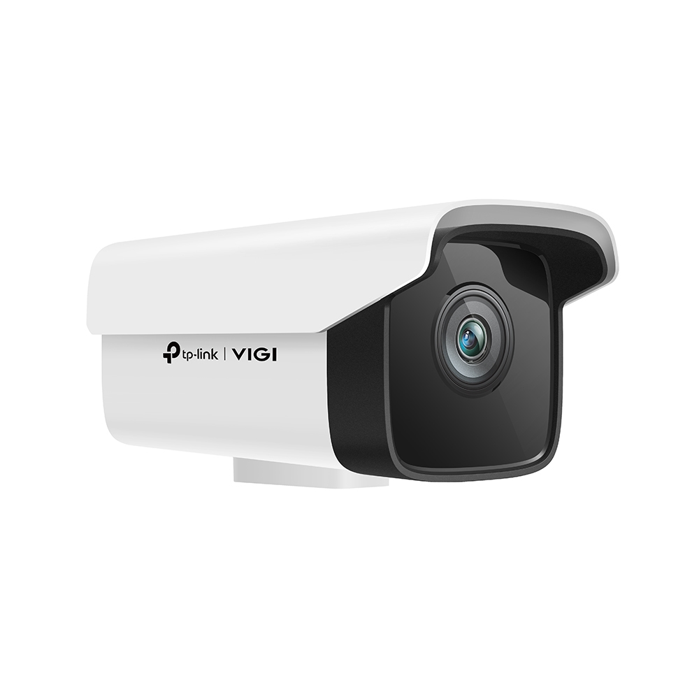 Duvara monte edilmiş bir güvenlik kamerası. Beyaz, siyah yüzlü ve tp-link | VIGI logosu var.