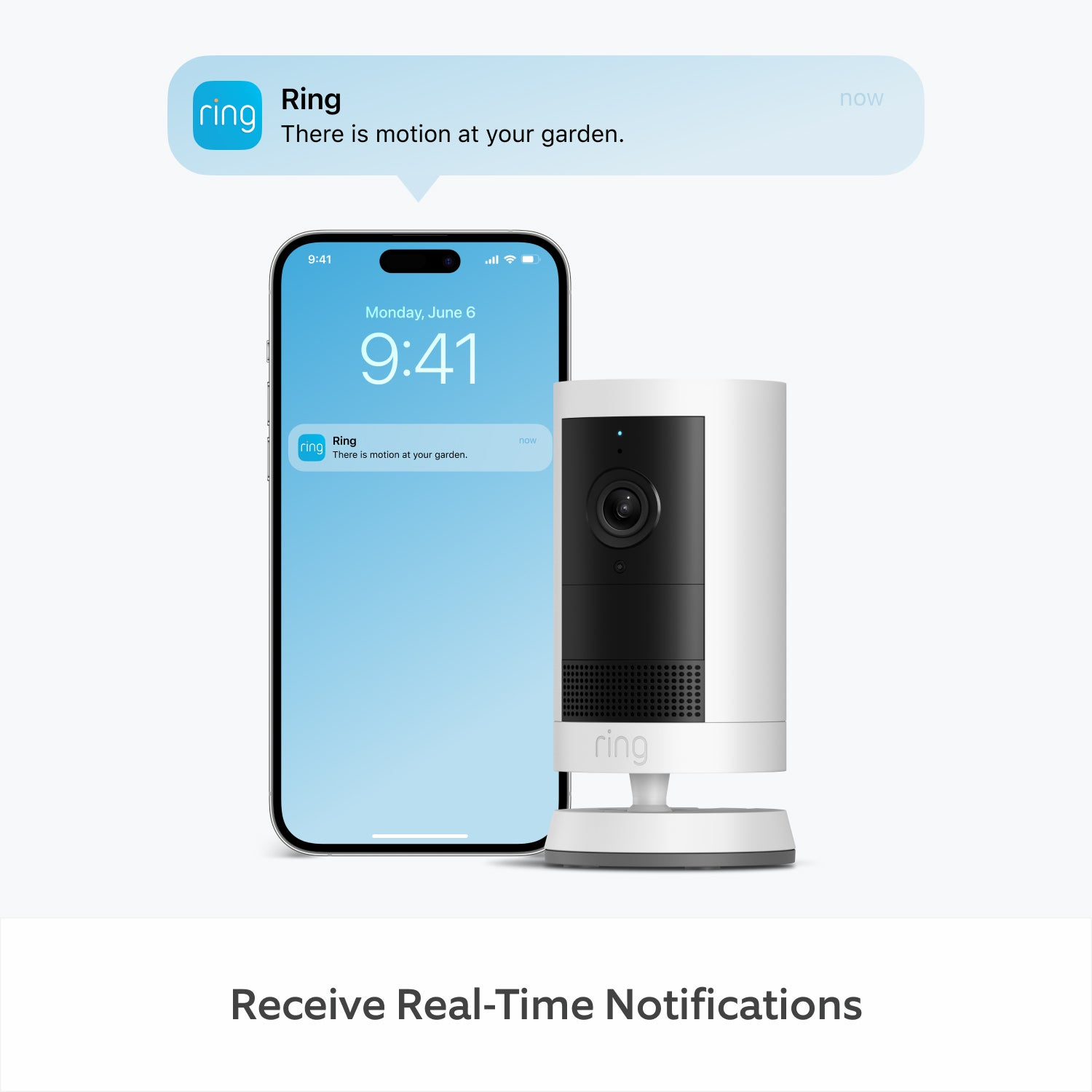 Un teléfono inteligente muestra una notificación de Ring sobre movimiento en un jardín, junto a una cámara Ring.