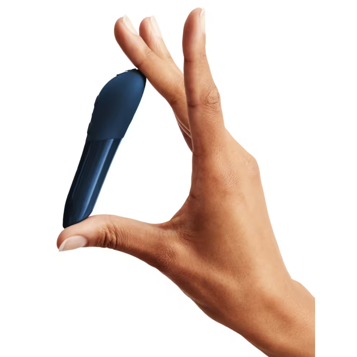 Dłoń trzymająca ciemnoniebieski wibrator. Wibrator jest elegancki i cylindryczny.