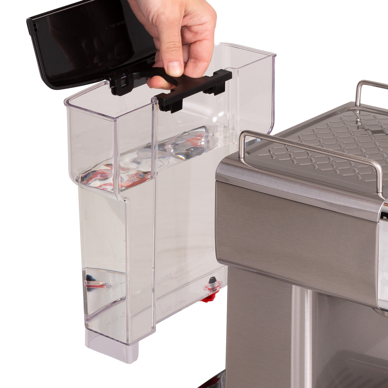 Una mano coloca un depósito de agua transparente en una máquina de espresso plateada. El tanque tiene agua dentro.