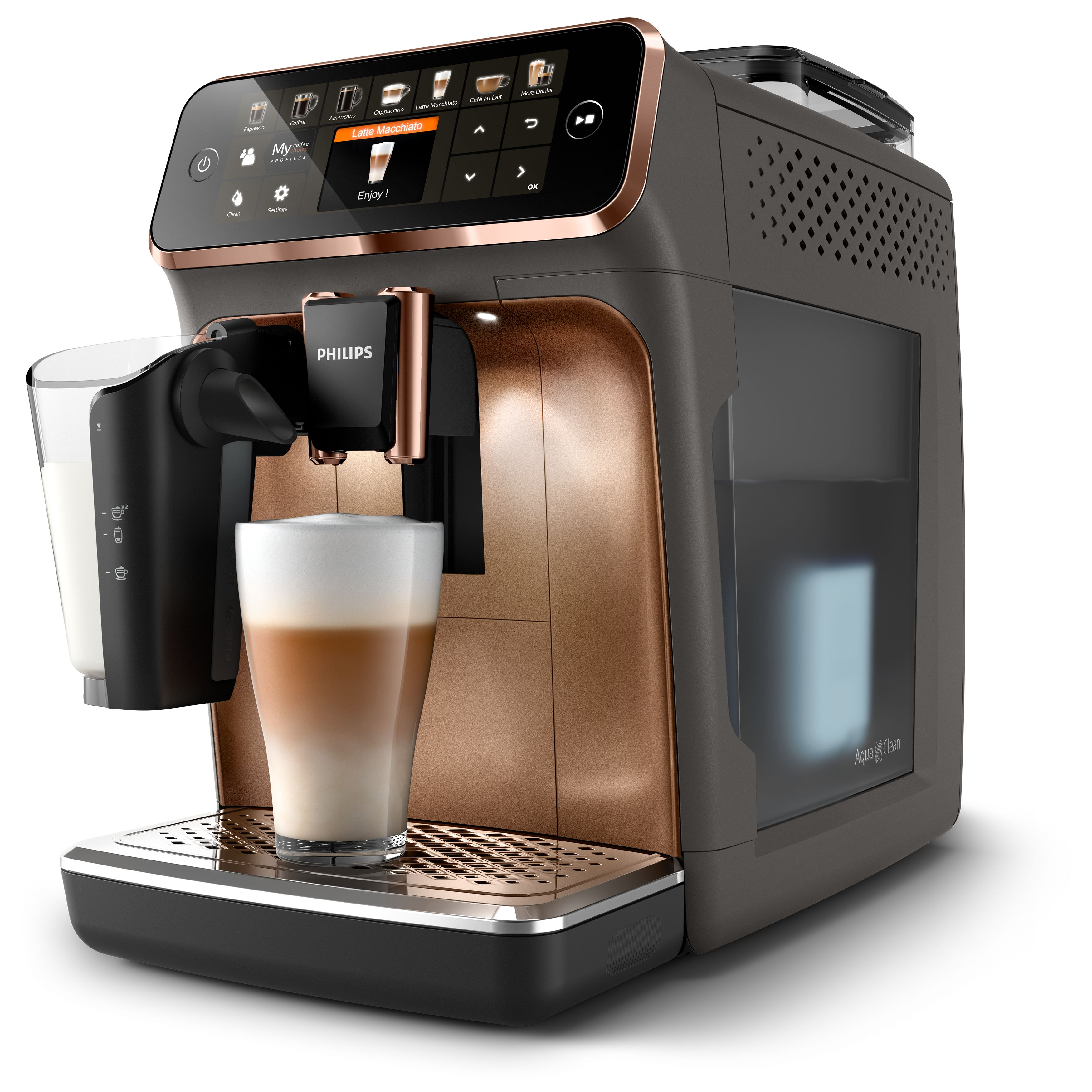 Latte yapan kahve makinesi. Solda bir bardak süt, ortada latte.