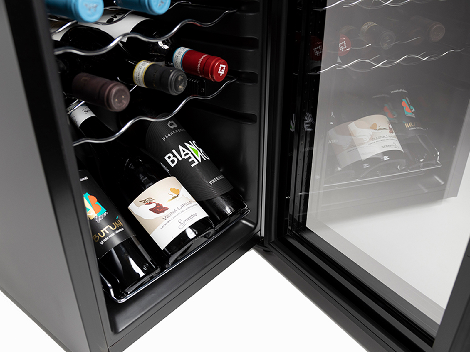 Botellas de vino dentro de una vinoteca negra, con la puerta ligeramente entreabierta.