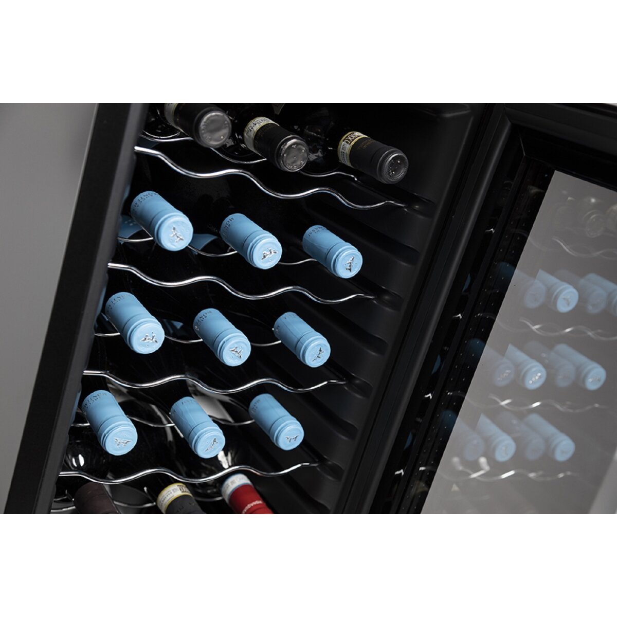 Etiqueta energética de vinoteca clase G, mostrando consumo y botellas.