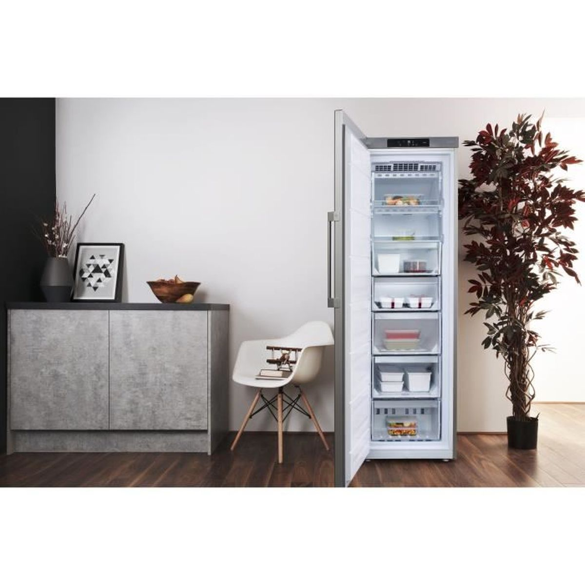 Geöffneter Kühlschrank, zeigt Regale, Inhalt und eine Raumumgebung mit einer Pflanze.