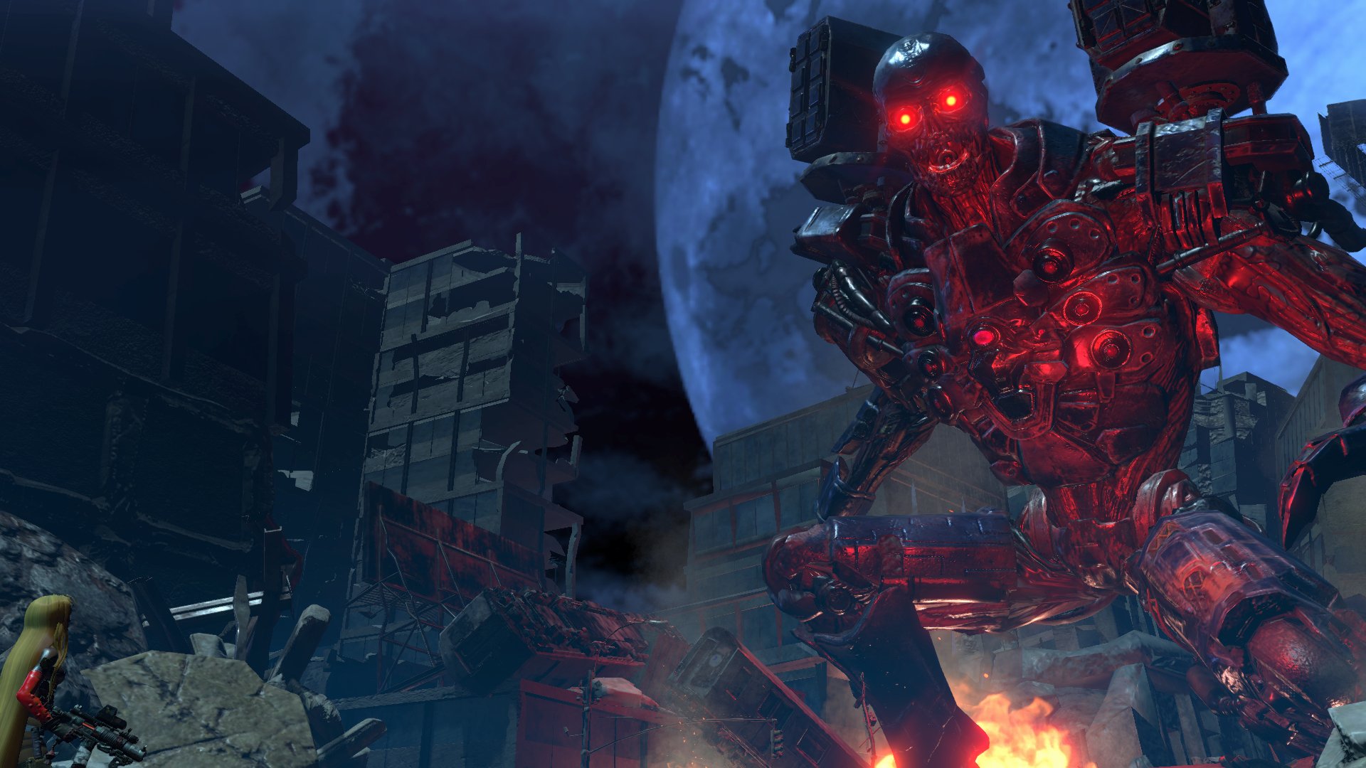 Robot z czerwonymi oczami stoi w zniszczonym mieście. W tle duży księżyc i inne budynki.