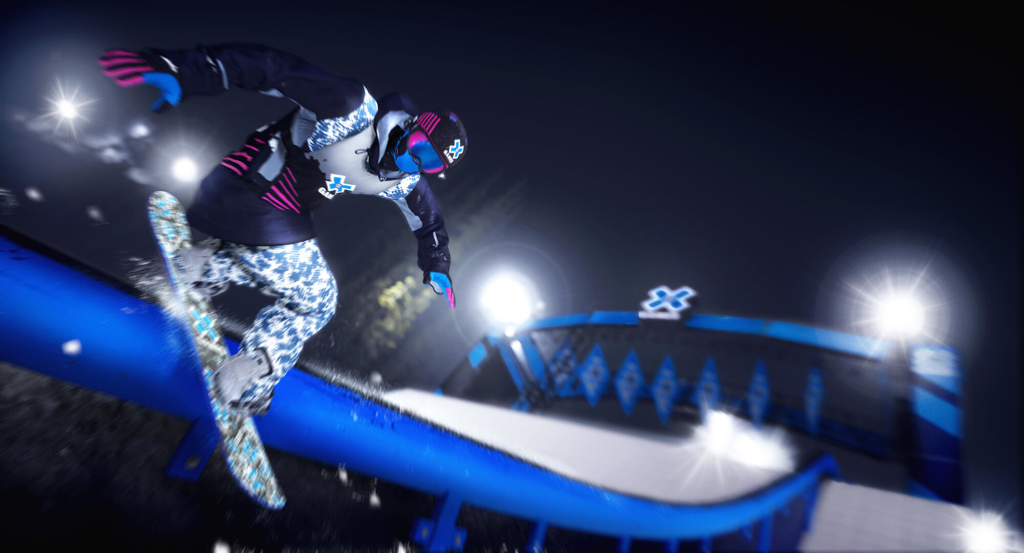 Snowboardzista w powietrzu na rampie śnieżnej z niebieskimi światłami w nocy.