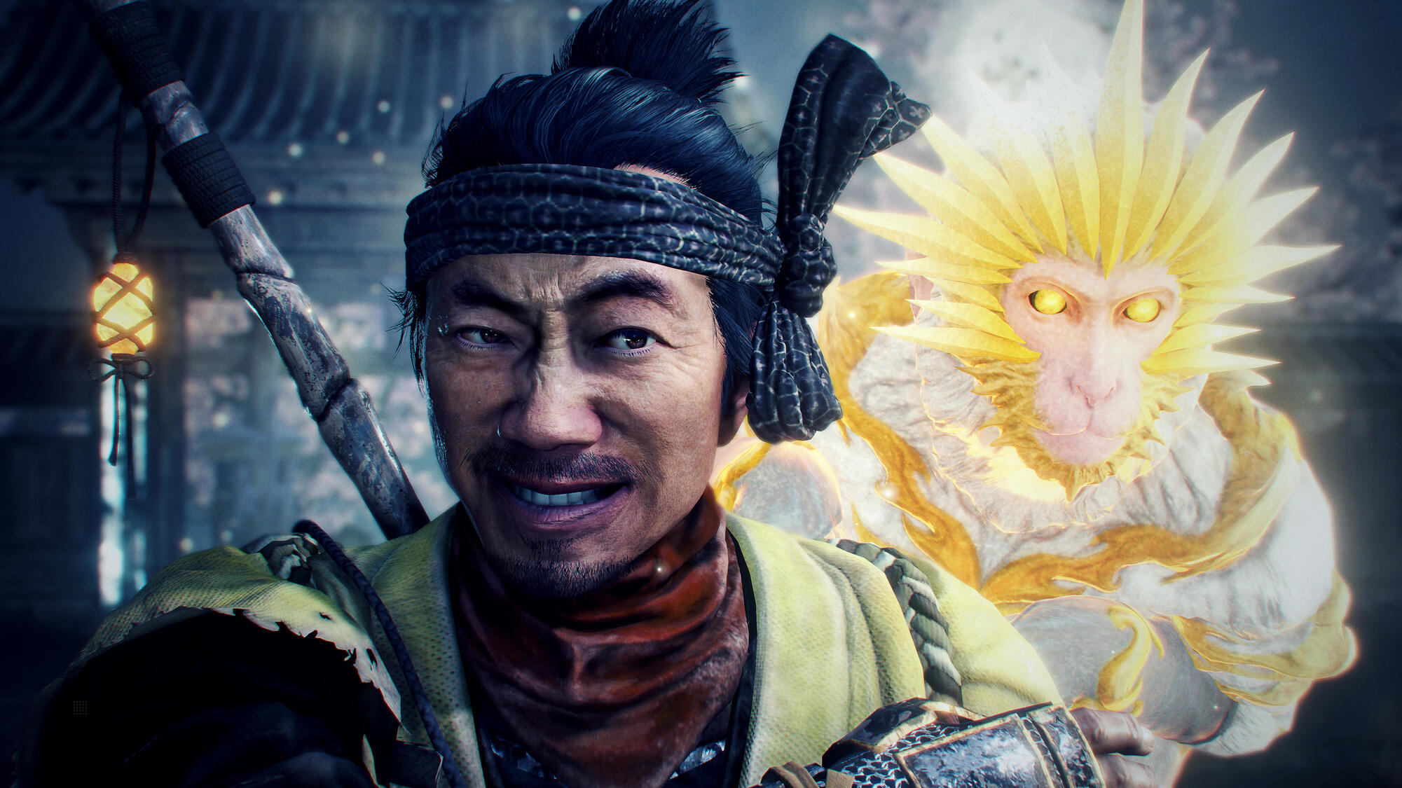 Mężczyzna uśmiecha się z małpopodobnym stworzeniem w tle. Mężczyzna nosi opaskę, czerwony szalik i żółtą kurtkę.