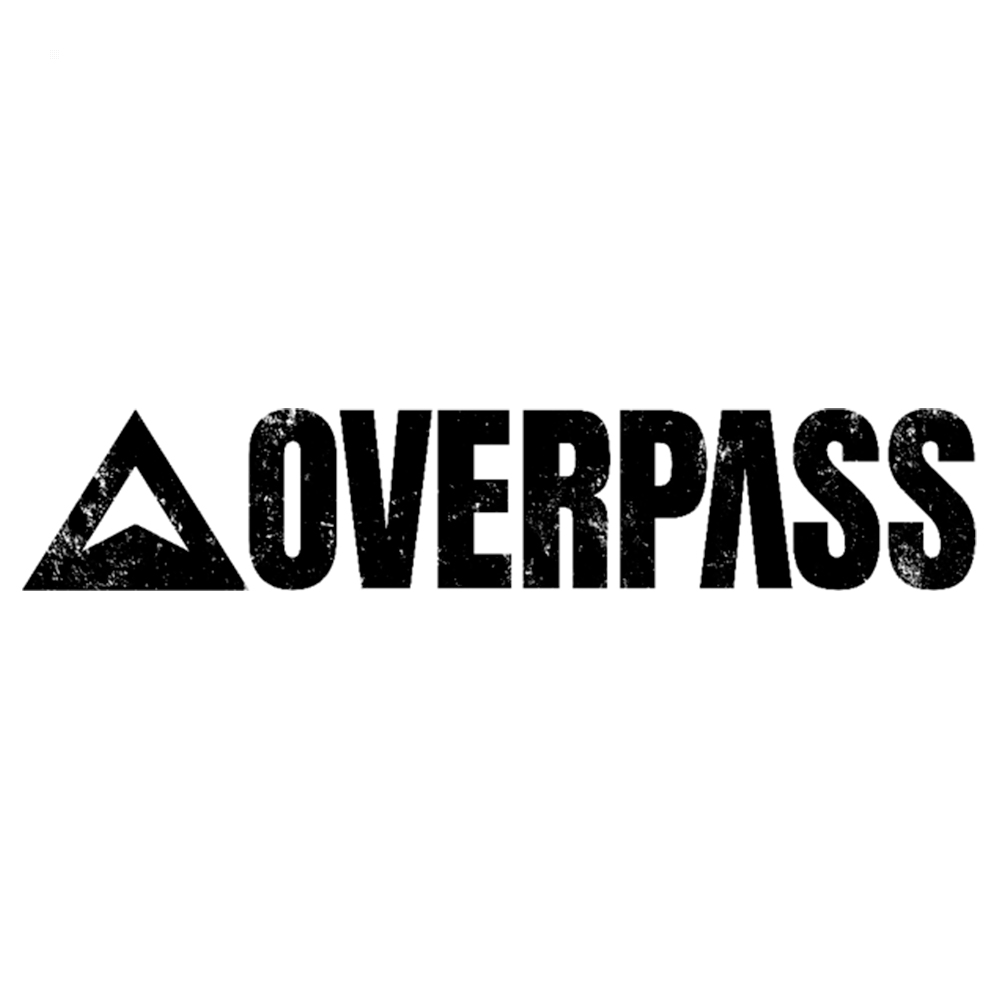 Logo OVERPASS in grassetto, con testo usurato. Simbolo triangolare sul lato sinistro.