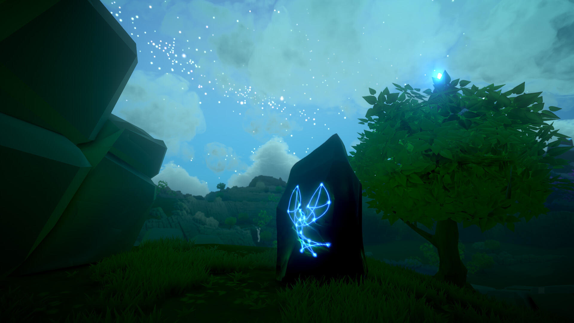 Un simbolo luminoso su una pietra scura in un'area erbosa, con un albero e stelle sullo sfondo.