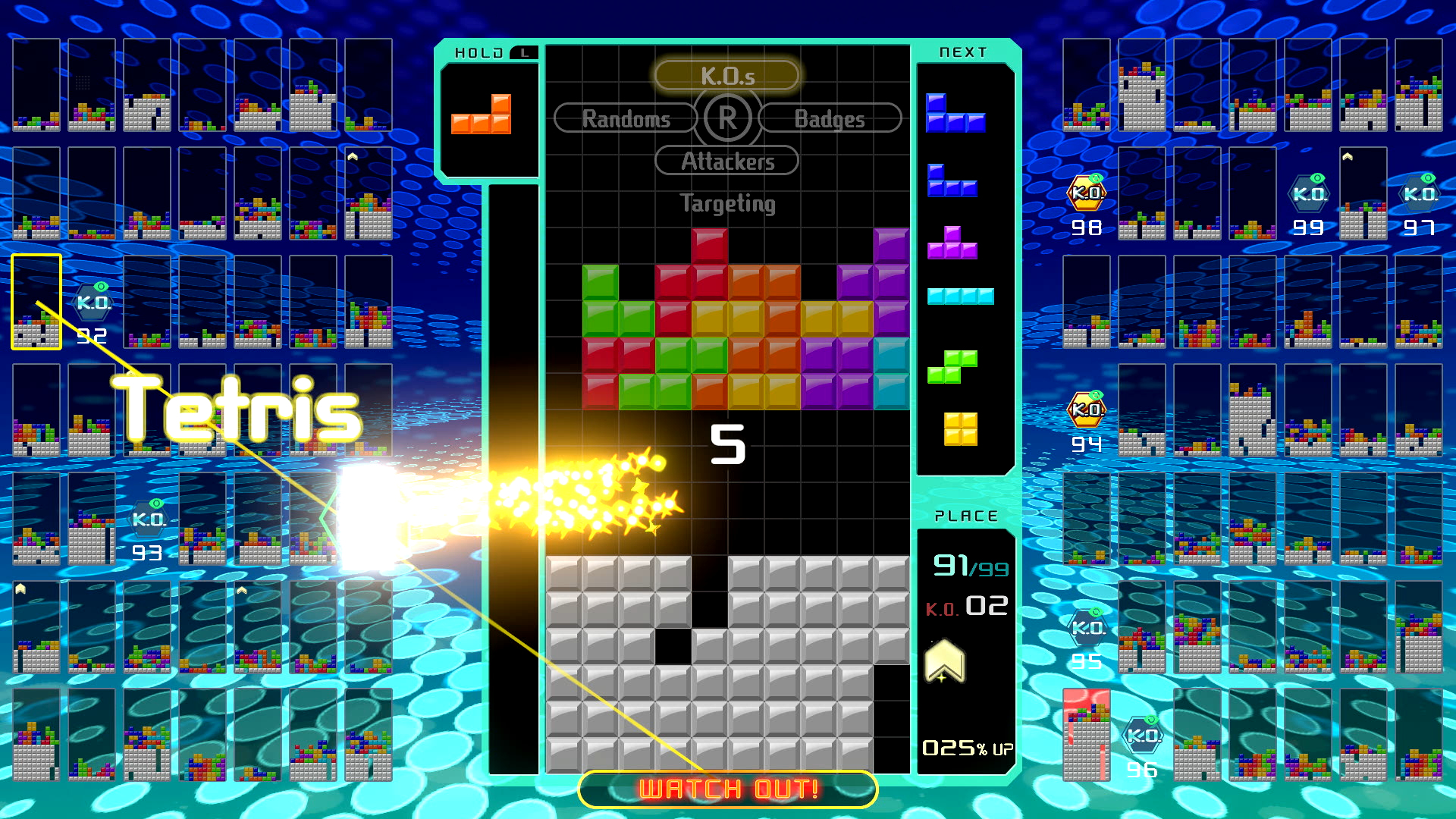 Lo schermo del gioco Tetris mostra il tabellone con i blocchi, il punteggio e il pezzo successivo. Lo sfondo è blu con effetti digitali.