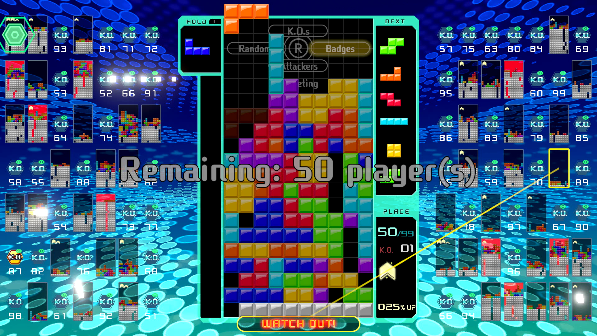 Schermata di gioco di Tetris. Blocchi colorati in una griglia. Giocatori rimanenti elencati.