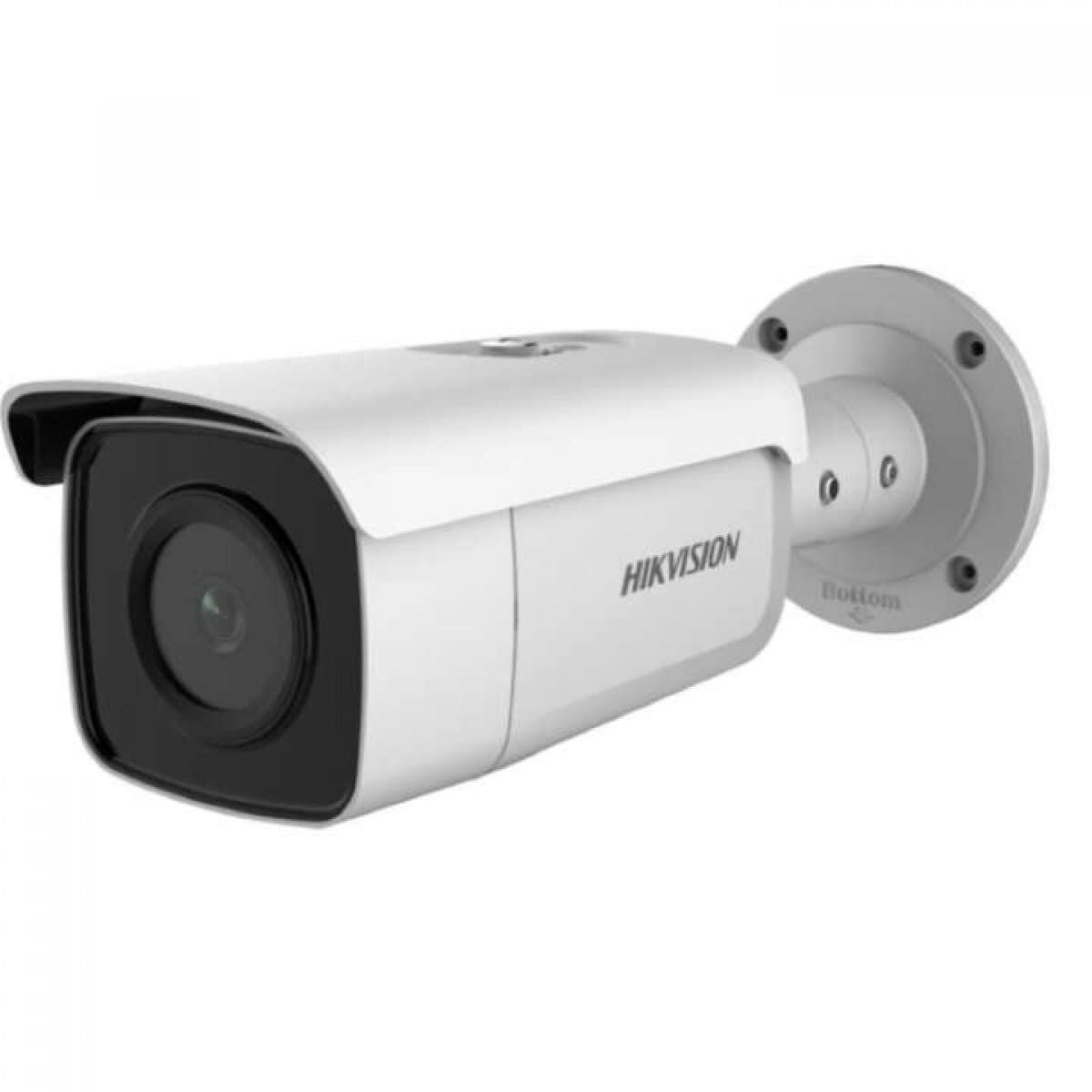 Telecamera di sicurezza Hikvision bianca con obiettivo lungo. Montata su base bianca.