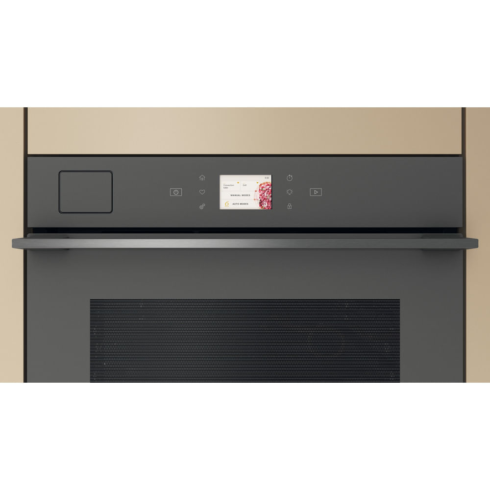 Primo piano di un forno a microonde da incasso grigio scuro.