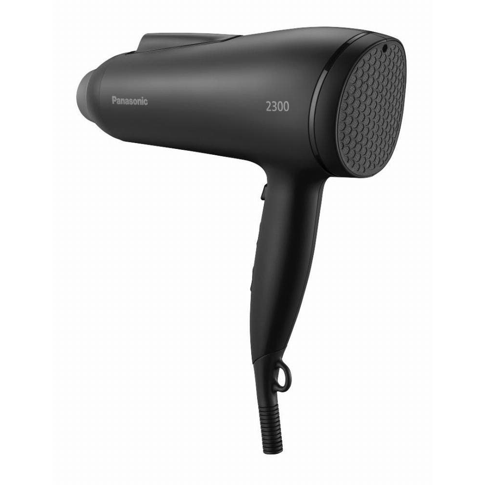Schwarzer Panasonic-Haartrockner. Griff mit Schlaufe. Weißer Hintergrund.