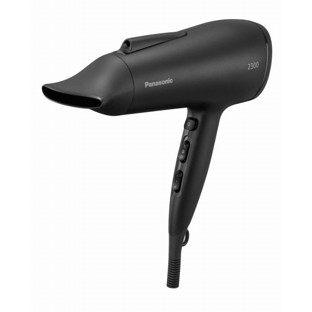 Schwarzer Panasonic Haartrockner mit Griff, mit Netzkabel, auf weißem Hintergrund.