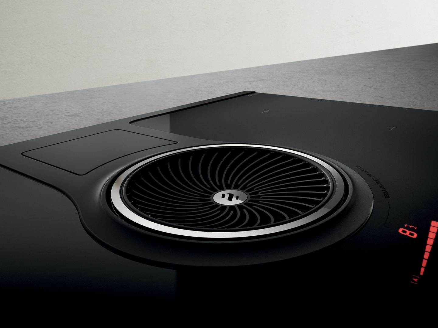 Zbliżenie czarnej płyty grzewczej z wbudowanym wentylatorem, z czerwonymi ustawieniami ciepła.