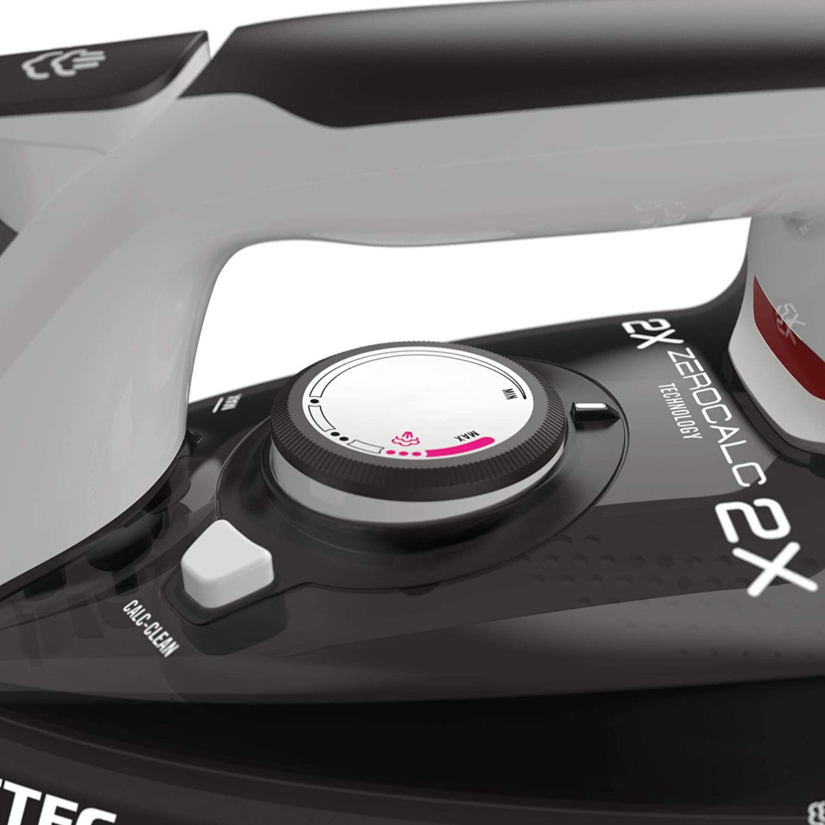 Żelazko z białym pokrętłem, z napisem ZEROCALC 2x i CALC-CLEAN, czarno-białe żelazko.